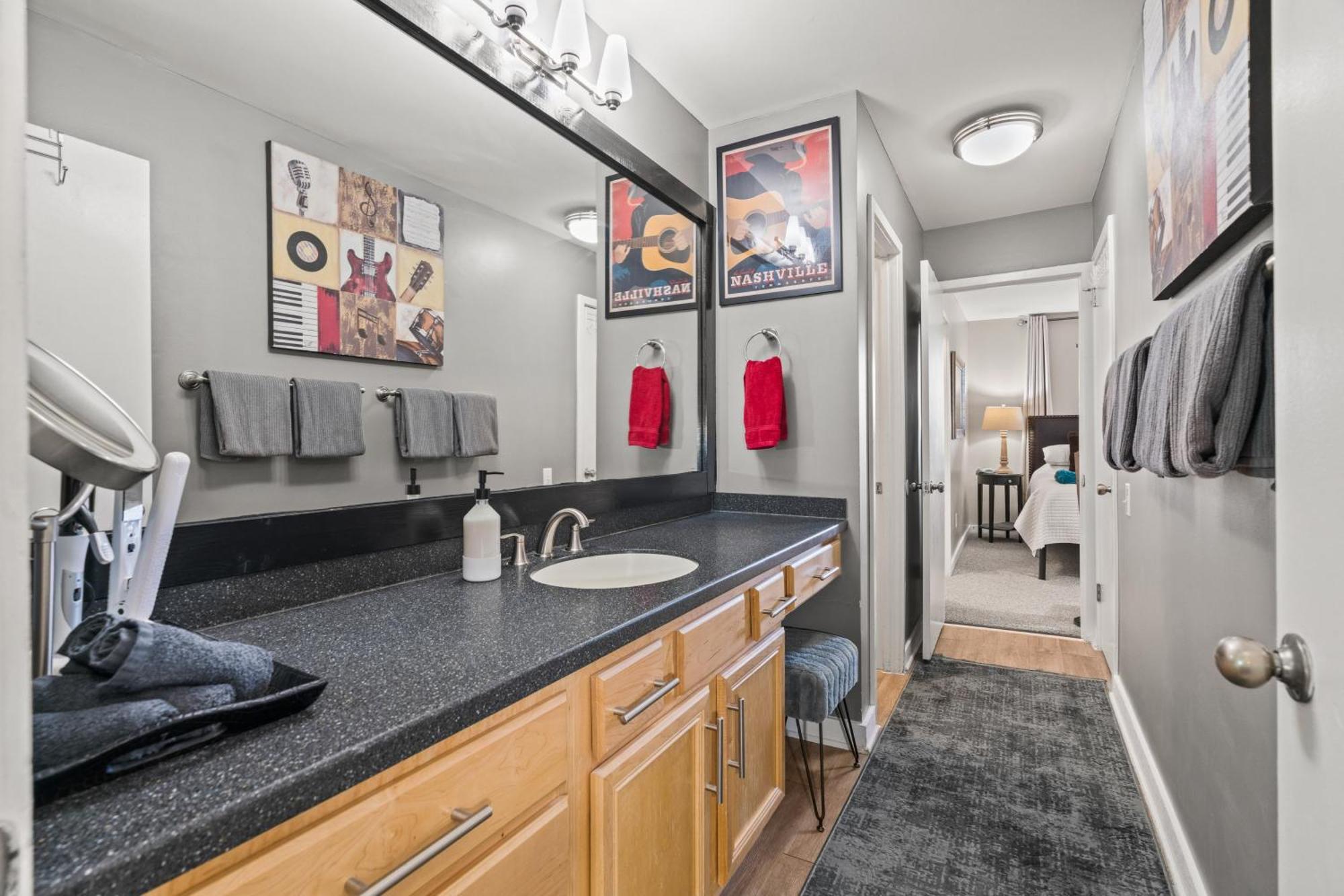 Apartment Heart Of Downtown/walk To Broadway & The Action/bars/music Venues/honky Tonks! *