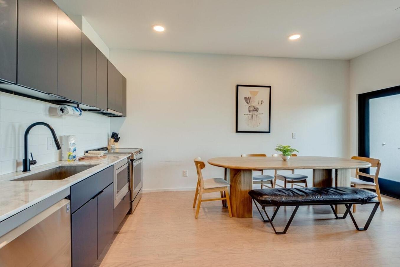 Stylish Riverfront Eve 305 - Free Parking Holiday home *