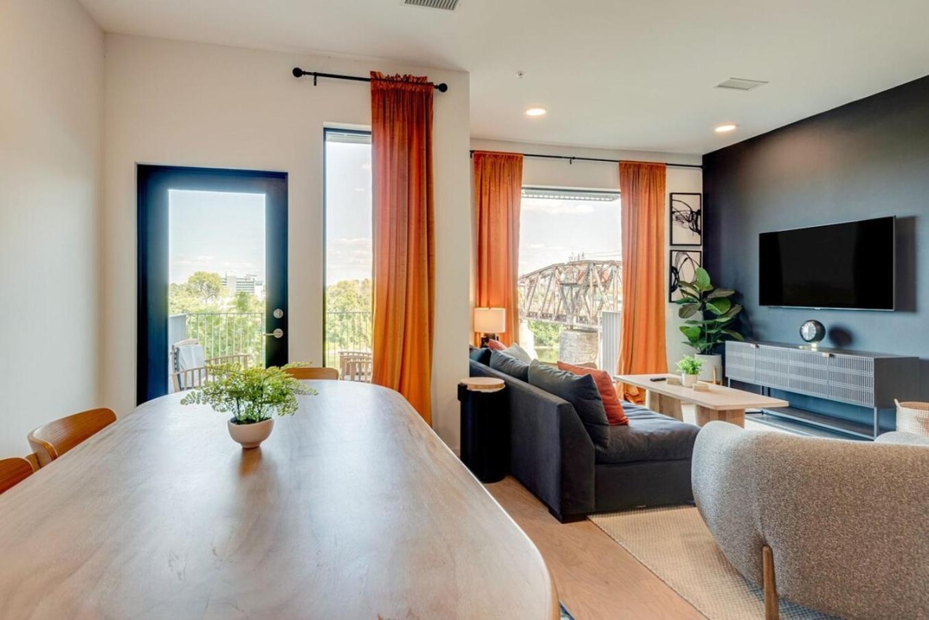 Stylish Riverfront Eve 305 - Free Parking * Nashville