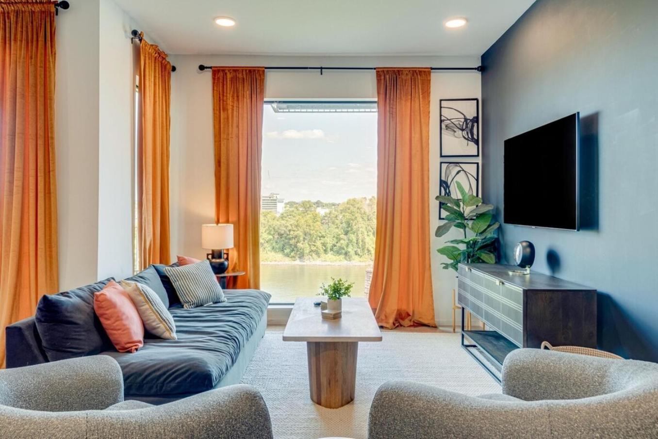 Stylish Riverfront Eve 305 - Free Parking