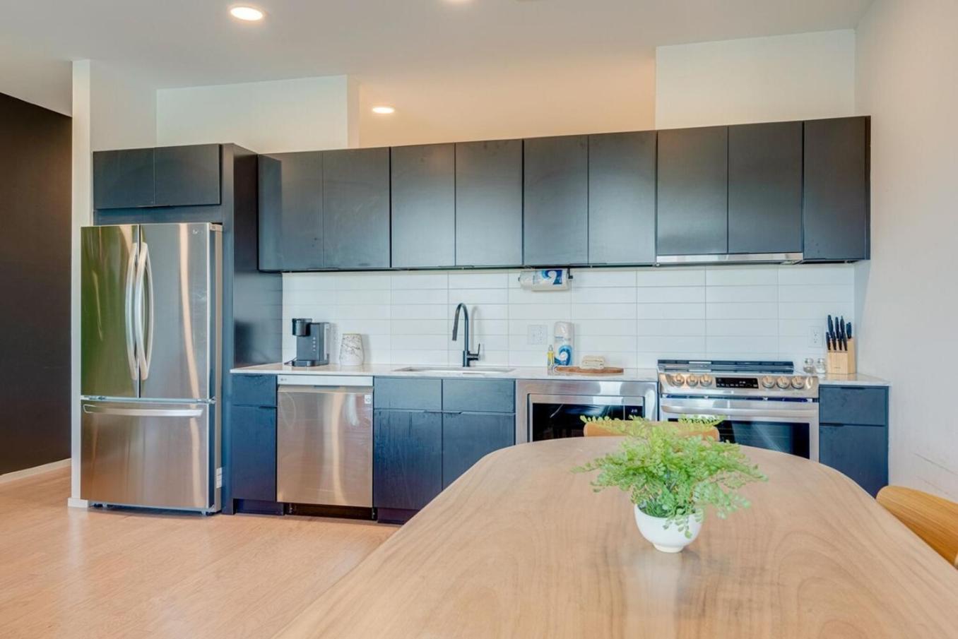 Stylish Riverfront Eve 305 - Free Parking Holiday home *