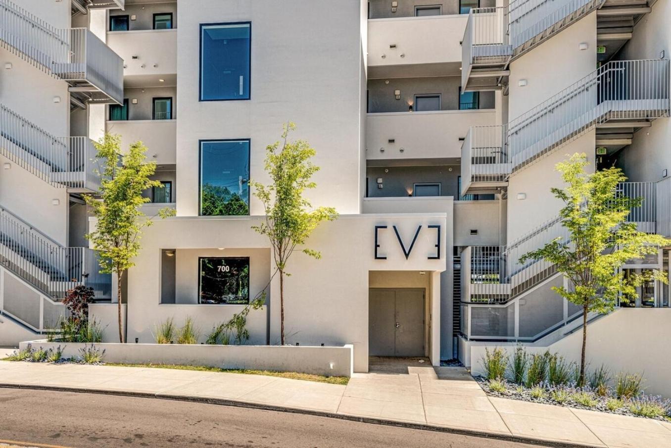 Stylish Riverfront Eve 305 - Free Parking Holiday home *