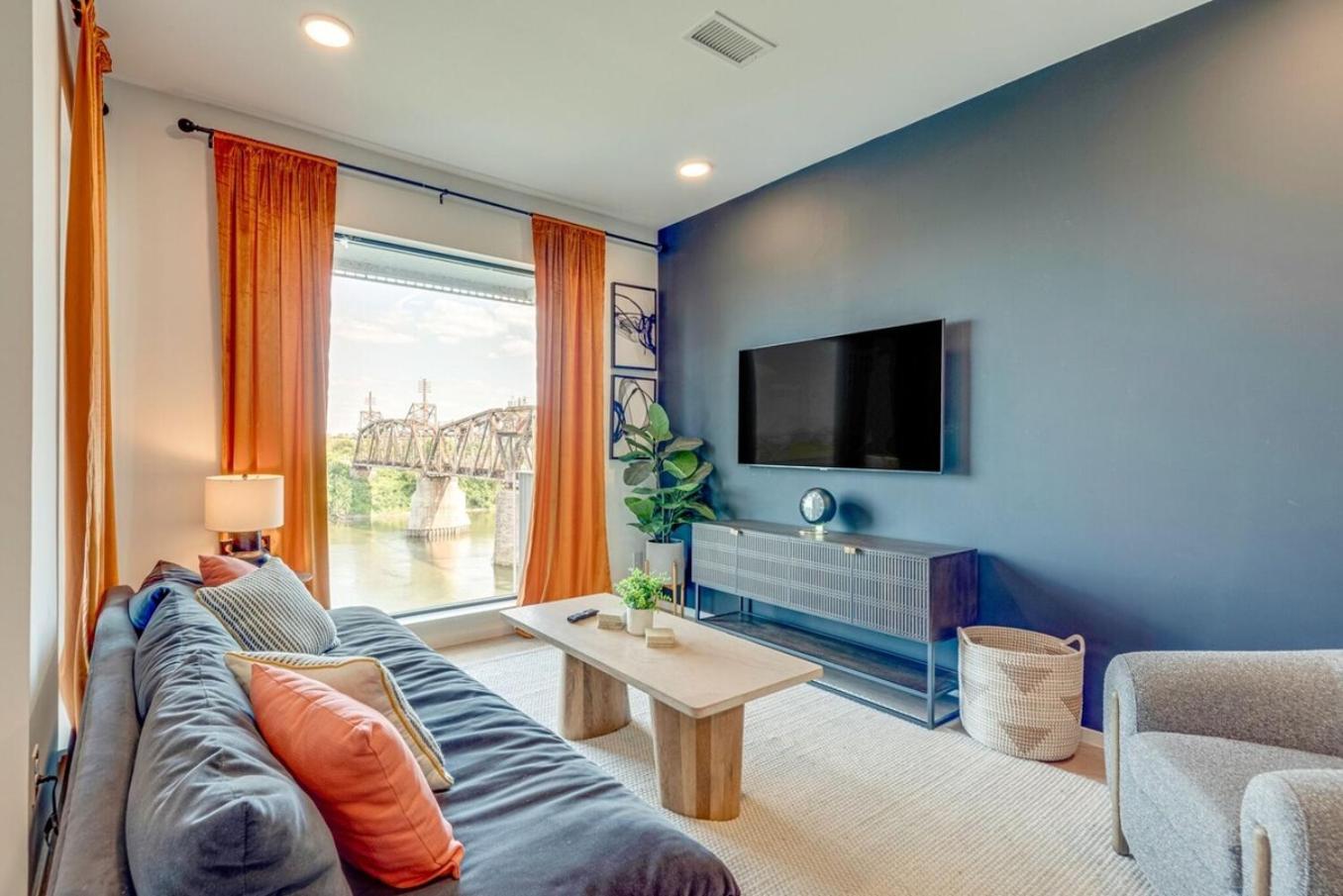 Stylish Riverfront Eve 305 - Free Parking Holiday home *