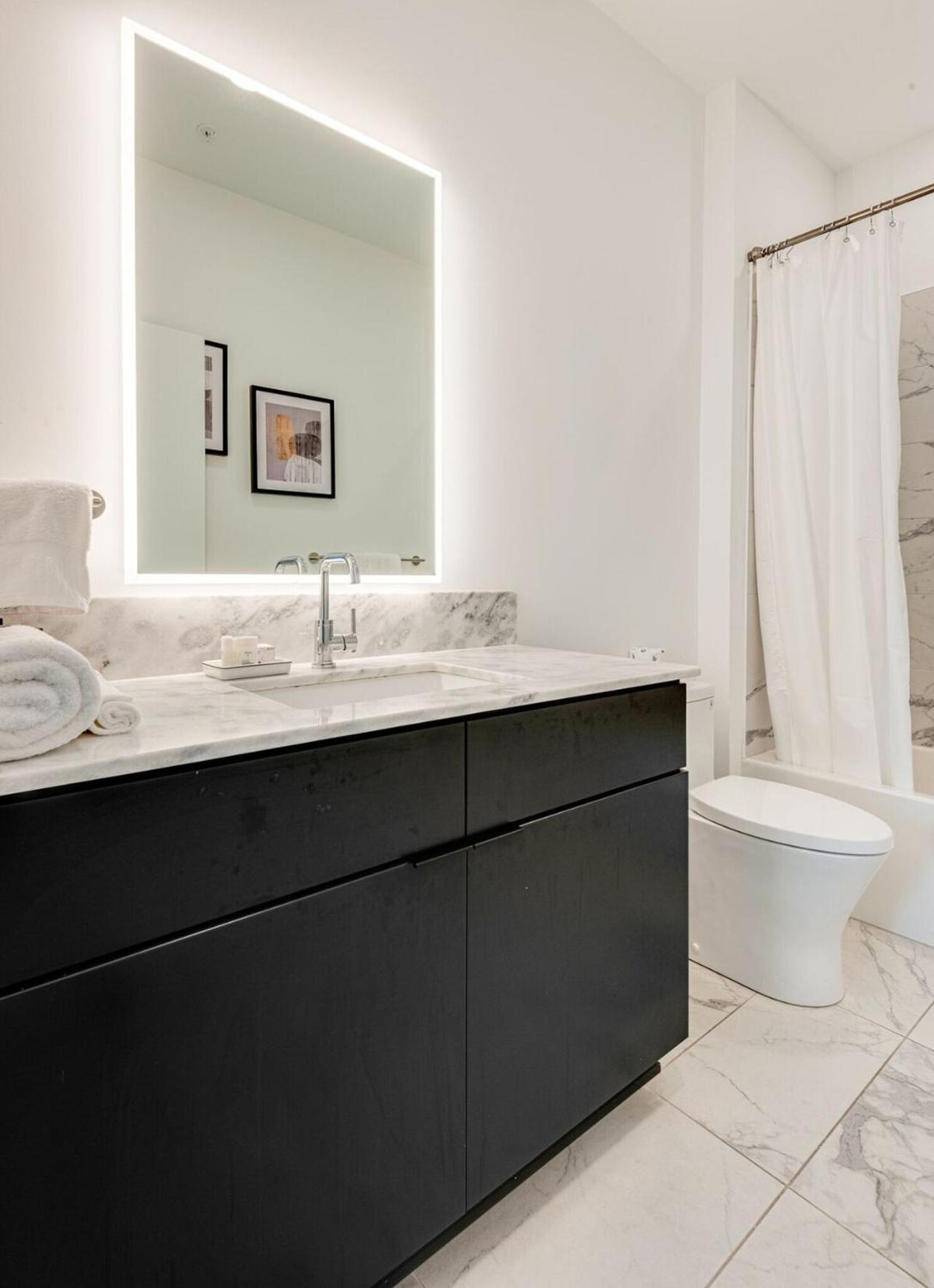 Stylish Riverfront Eve 305 - Free Parking Holiday home Nashville