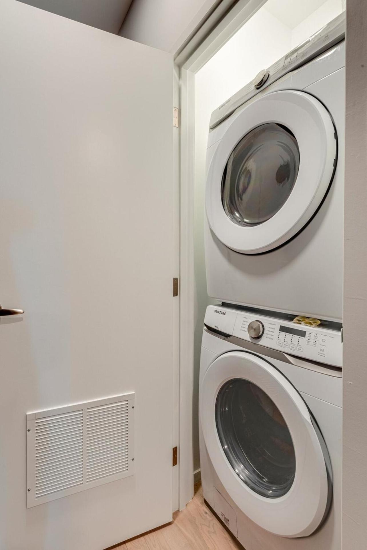 Stylish Riverfront Eve 305 - Free Parking Holiday home Nashville