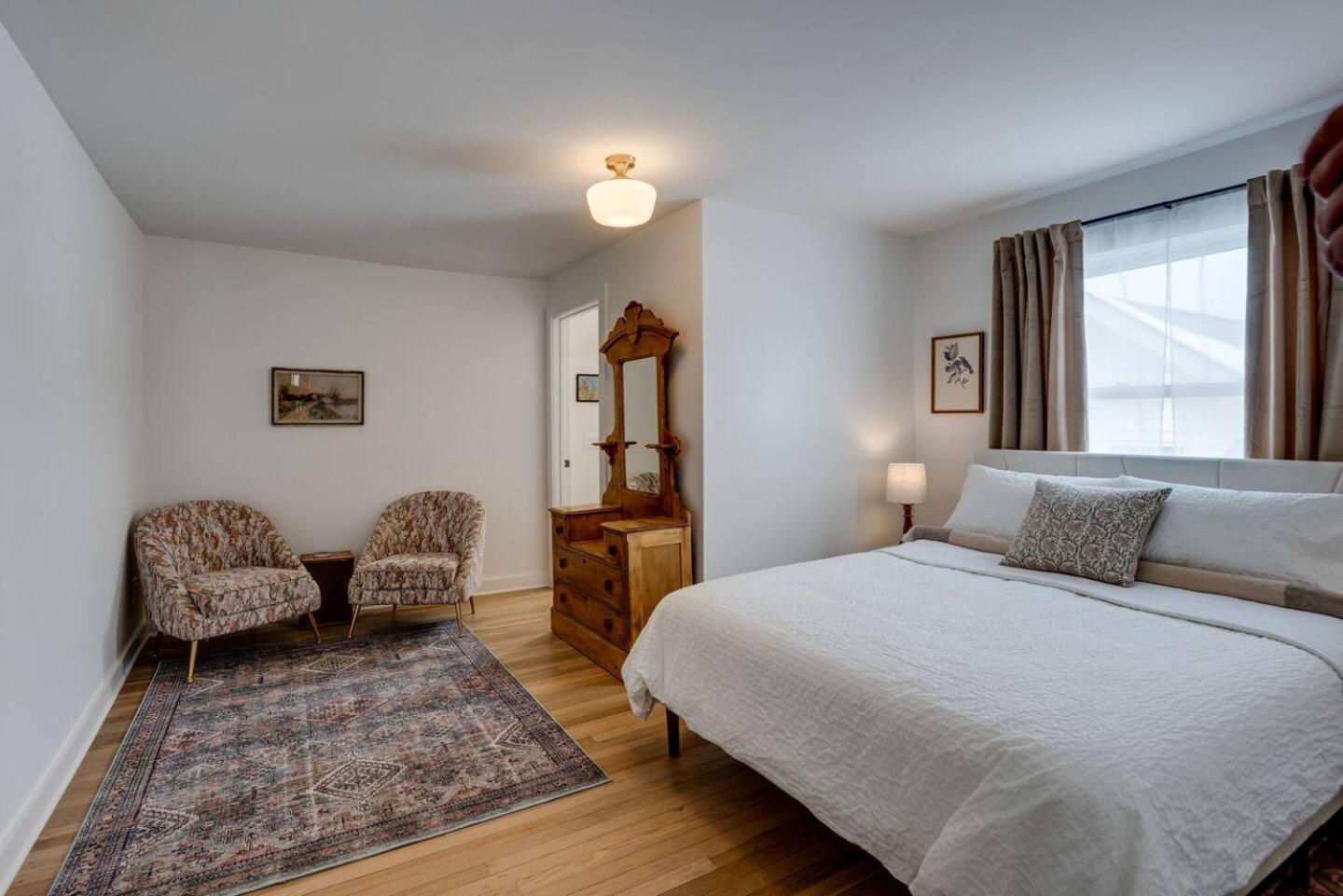 Chic 2 Bed 2 Bath, In 12 South *