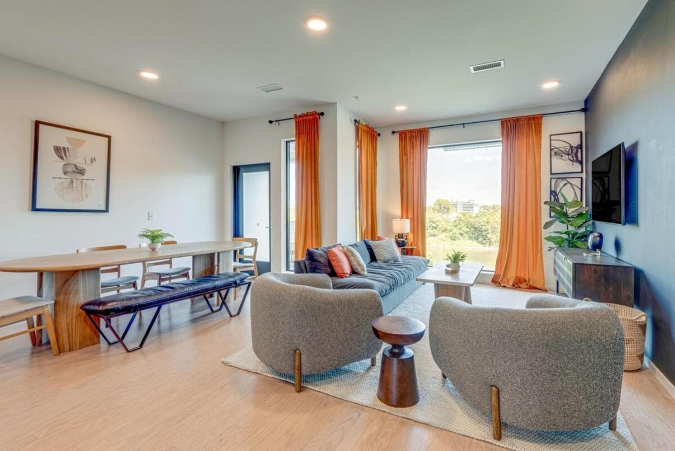 Stylish Riverfront Eve 305 - Free Parking Holiday home