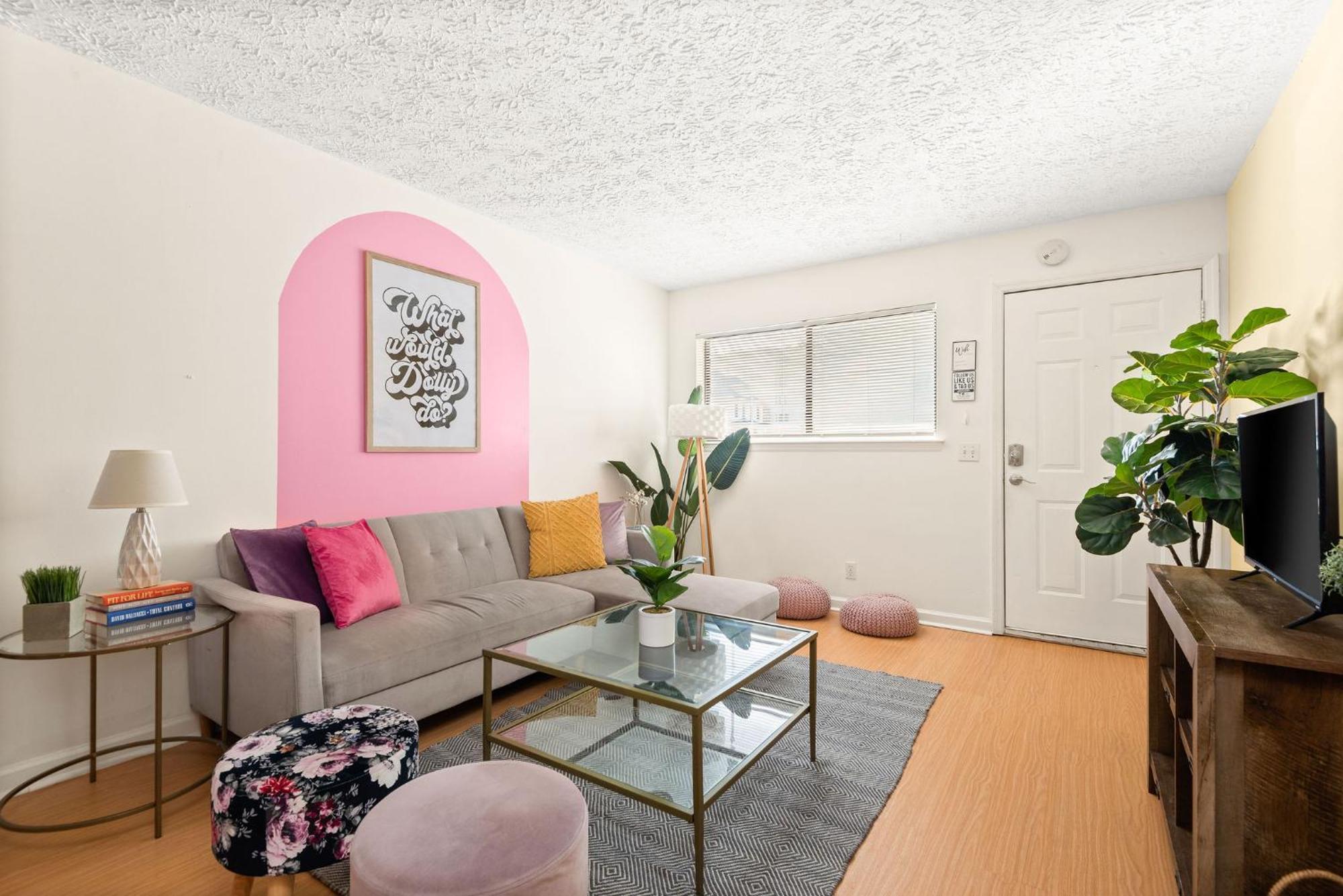 The Johnny And Dolly Historic Hideaway, Music Row Apartment