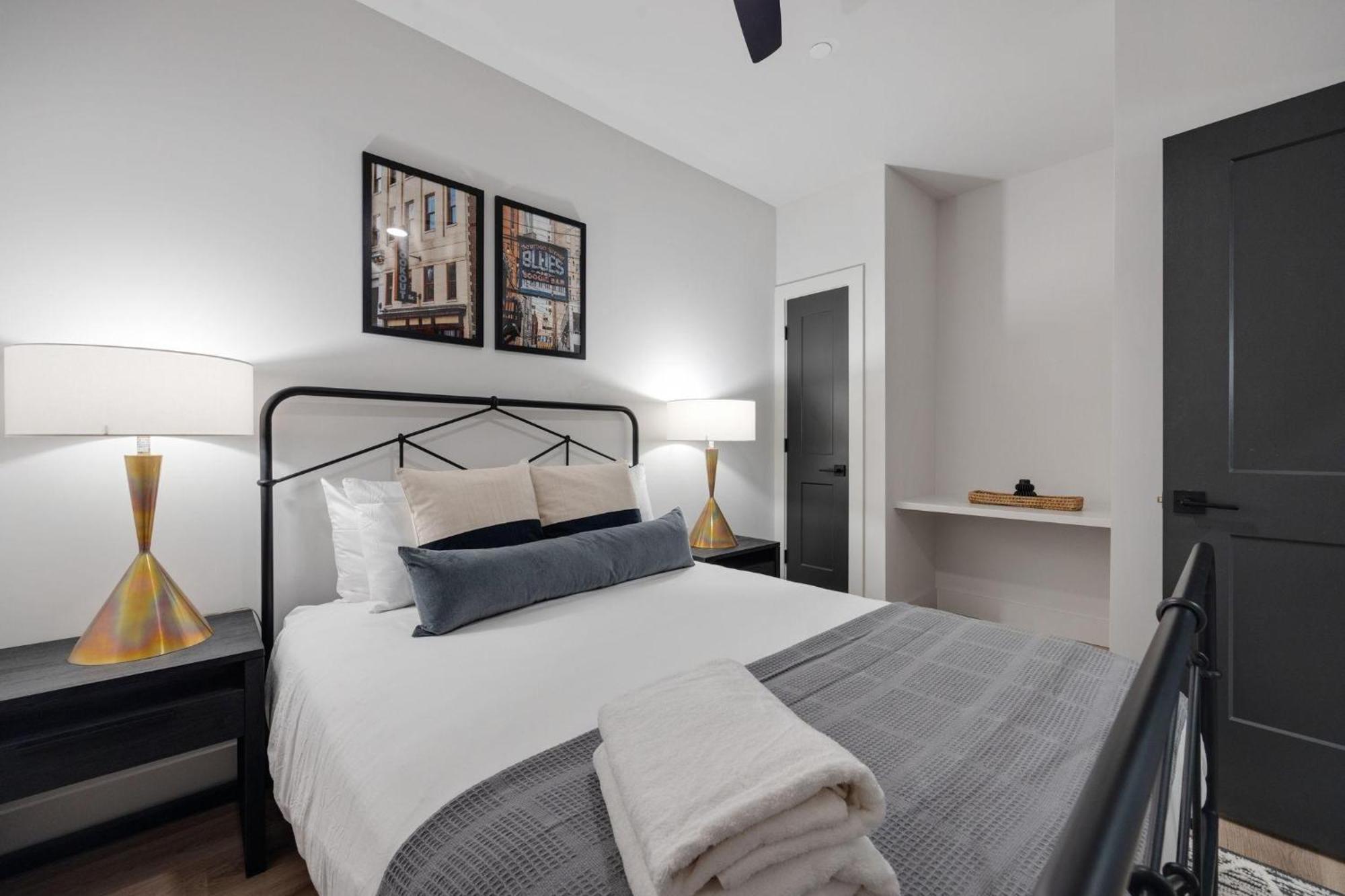 Twin Notes - Odyssey - 2 Units - Mins To Broadway