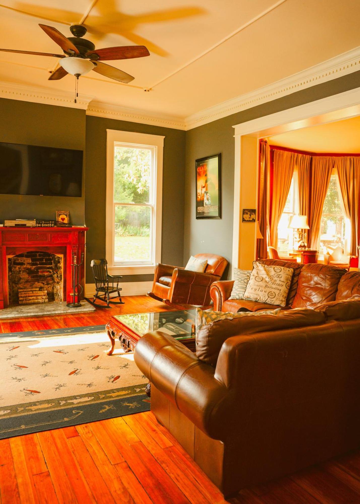 Holiday home The Magnolia Mansion 6 Minutes To Broadway On 4 Acres