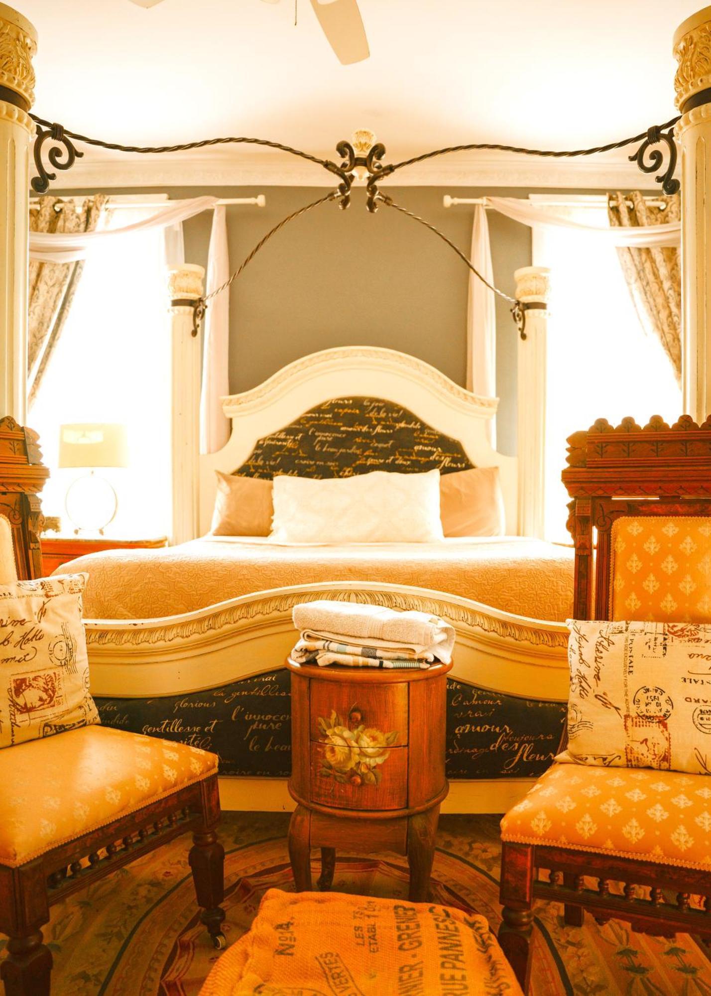 Holiday home The Magnolia Mansion 6 Minutes To Broadway On 4 Acres