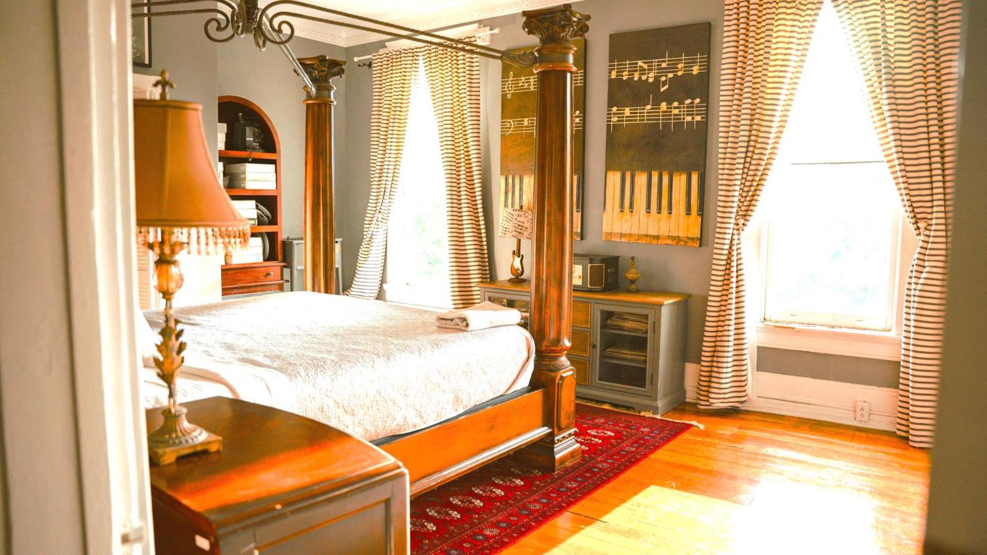 The Magnolia Mansion 6 Minutes To Broadway On 4 Acres Holiday home *