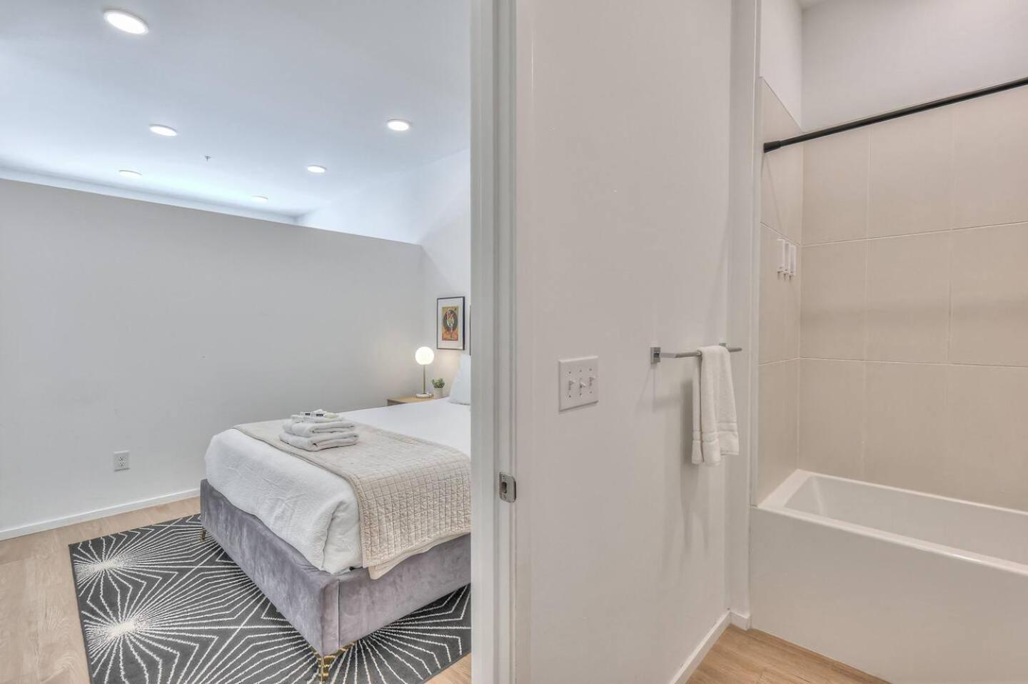 Apartment Amazing Downtown W Pool And Free Parking *