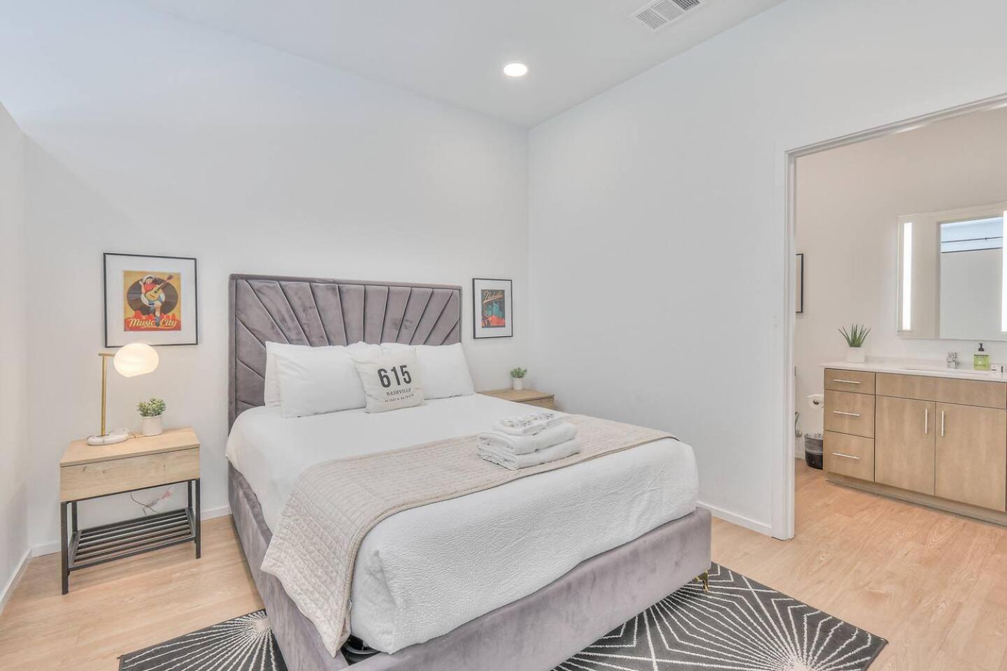 Amazing Downtown W Pool And Free Parking Apartment *