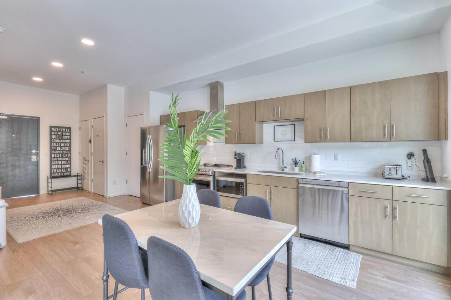 Amazing Downtown W Pool And Free Parking Apartment *