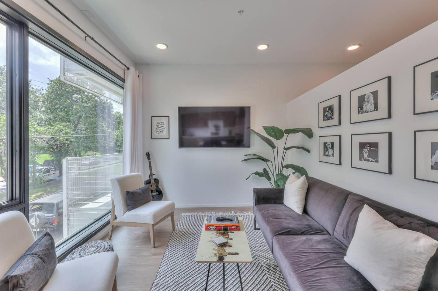 Apartment Amazing Downtown W Pool And Free Parking *