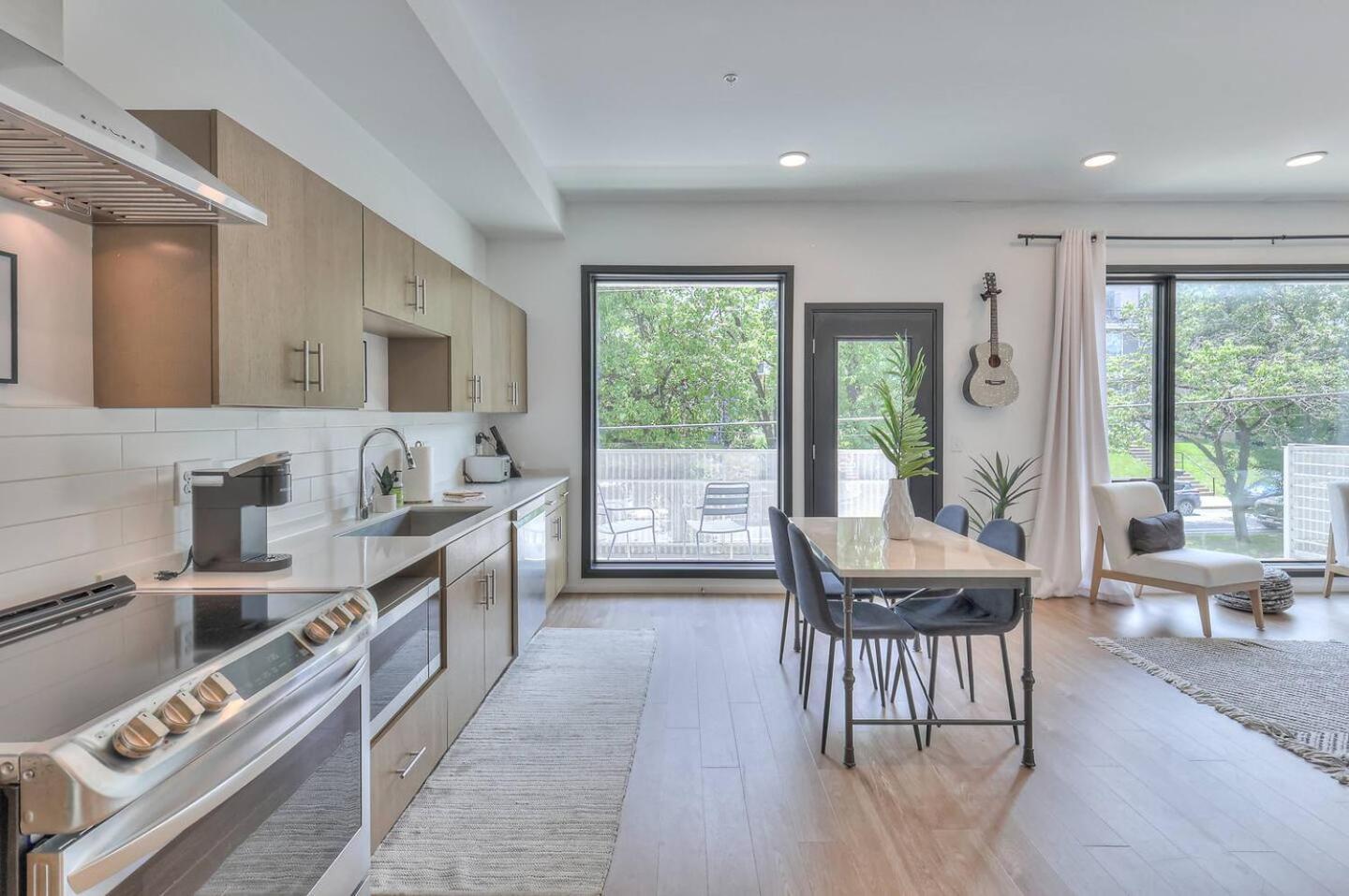 Amazing Downtown W Pool And Free Parking Apartment Nashville