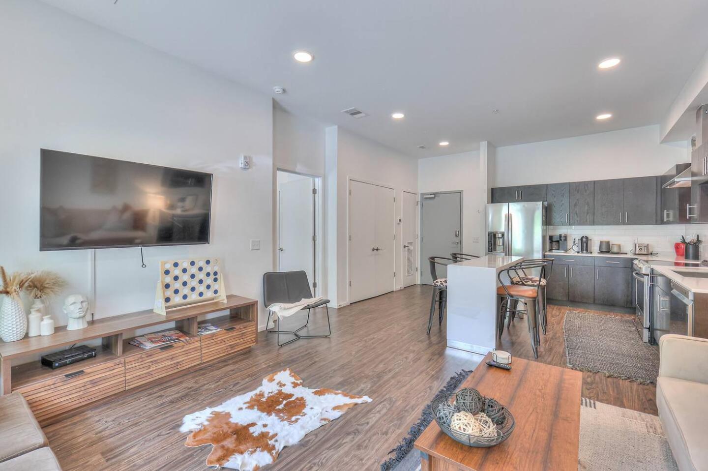 Amazing Downtown W Pool And Free Parking
