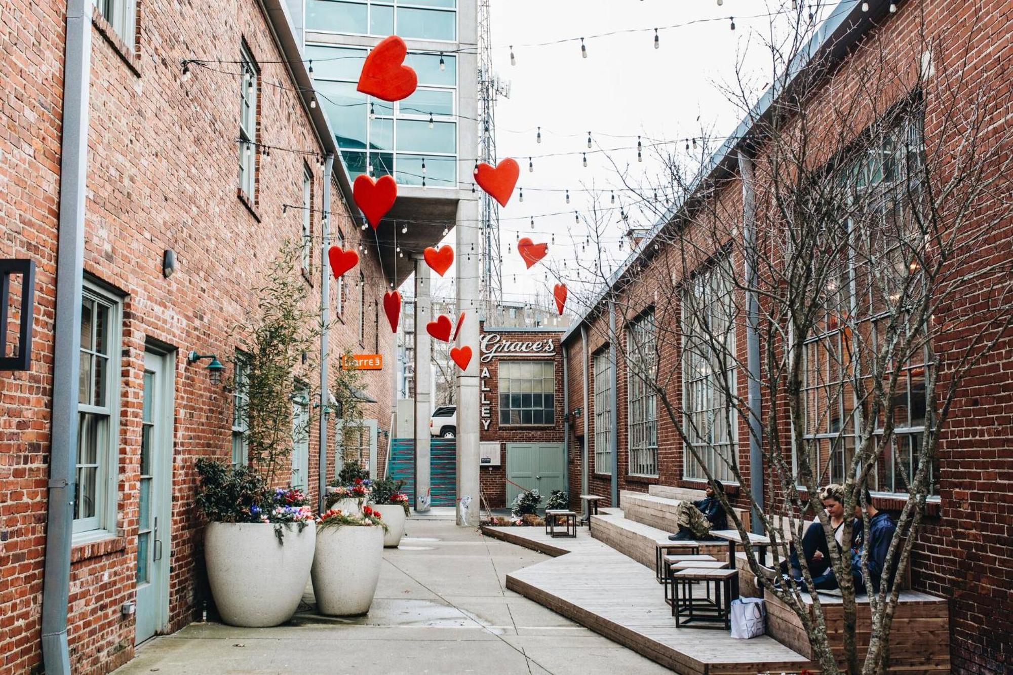 Hill House | Walk To Gulch! Sauna, Hot Tub, Gym! Holiday home Nashville