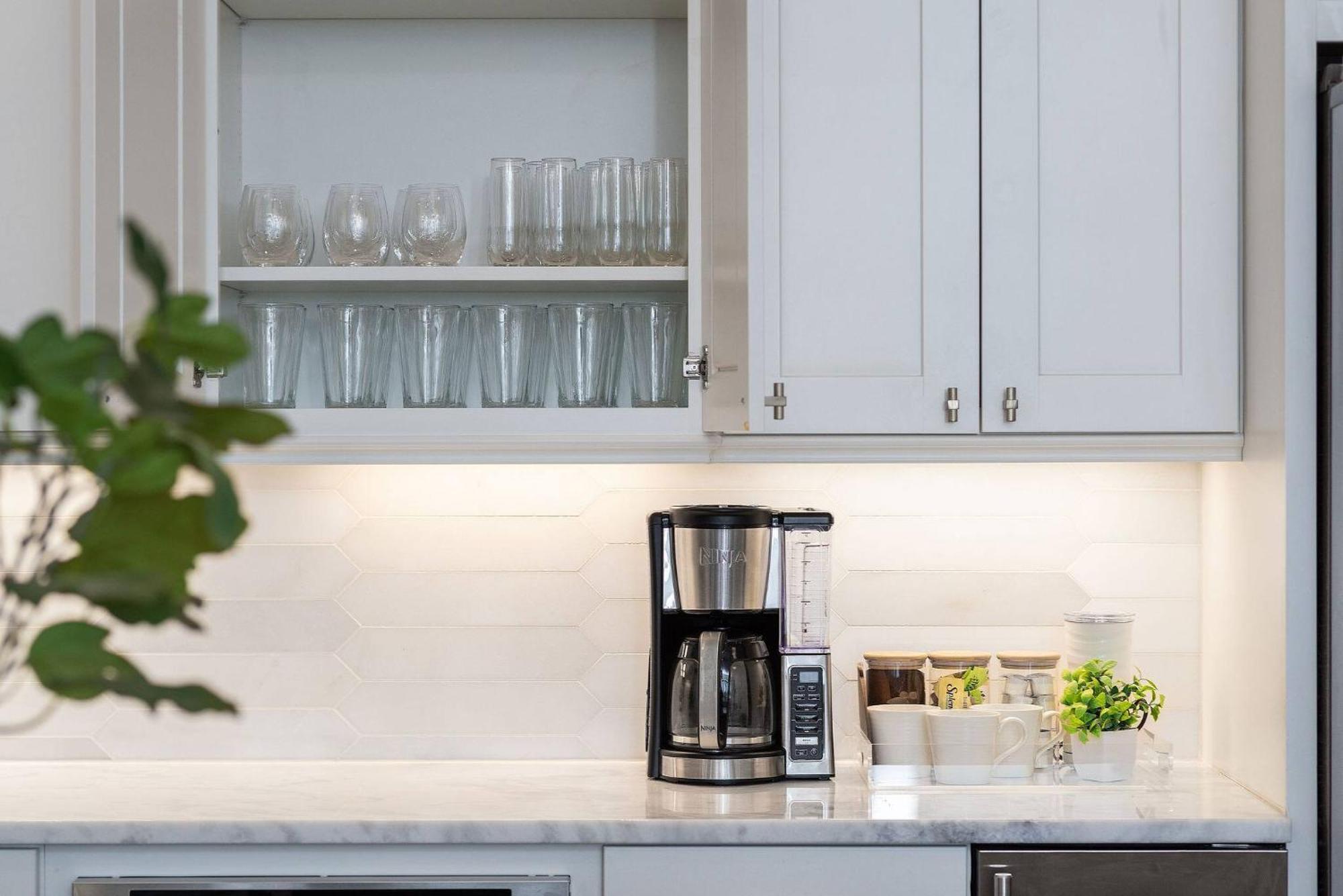 Hill House | Walk To Gulch! Sauna, Hot Tub, Gym! Holiday home