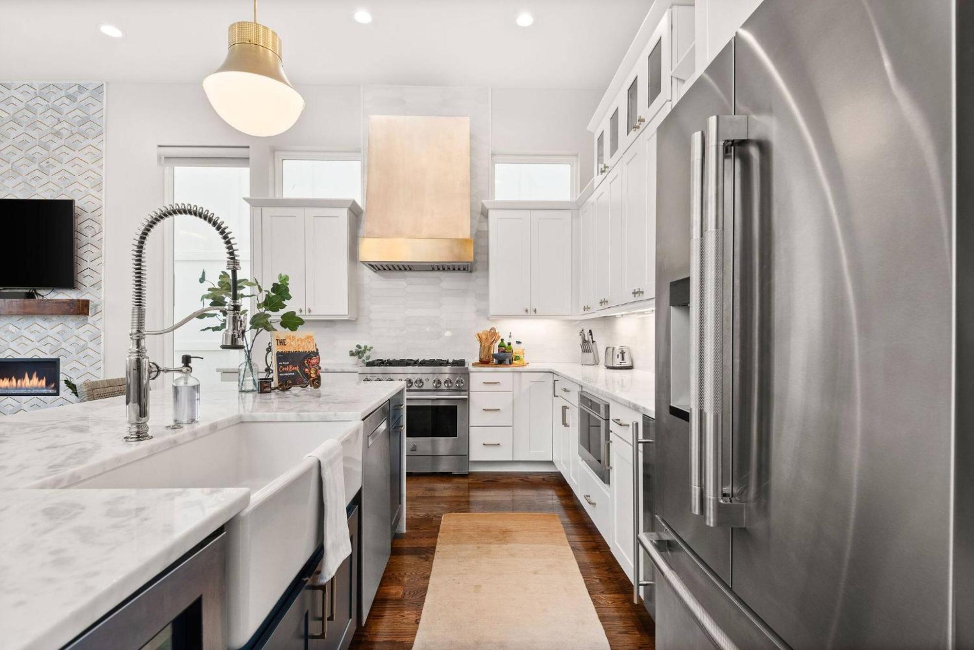 Hill House | Walk To Gulch! Sauna, Hot Tub, Gym! Holiday home *