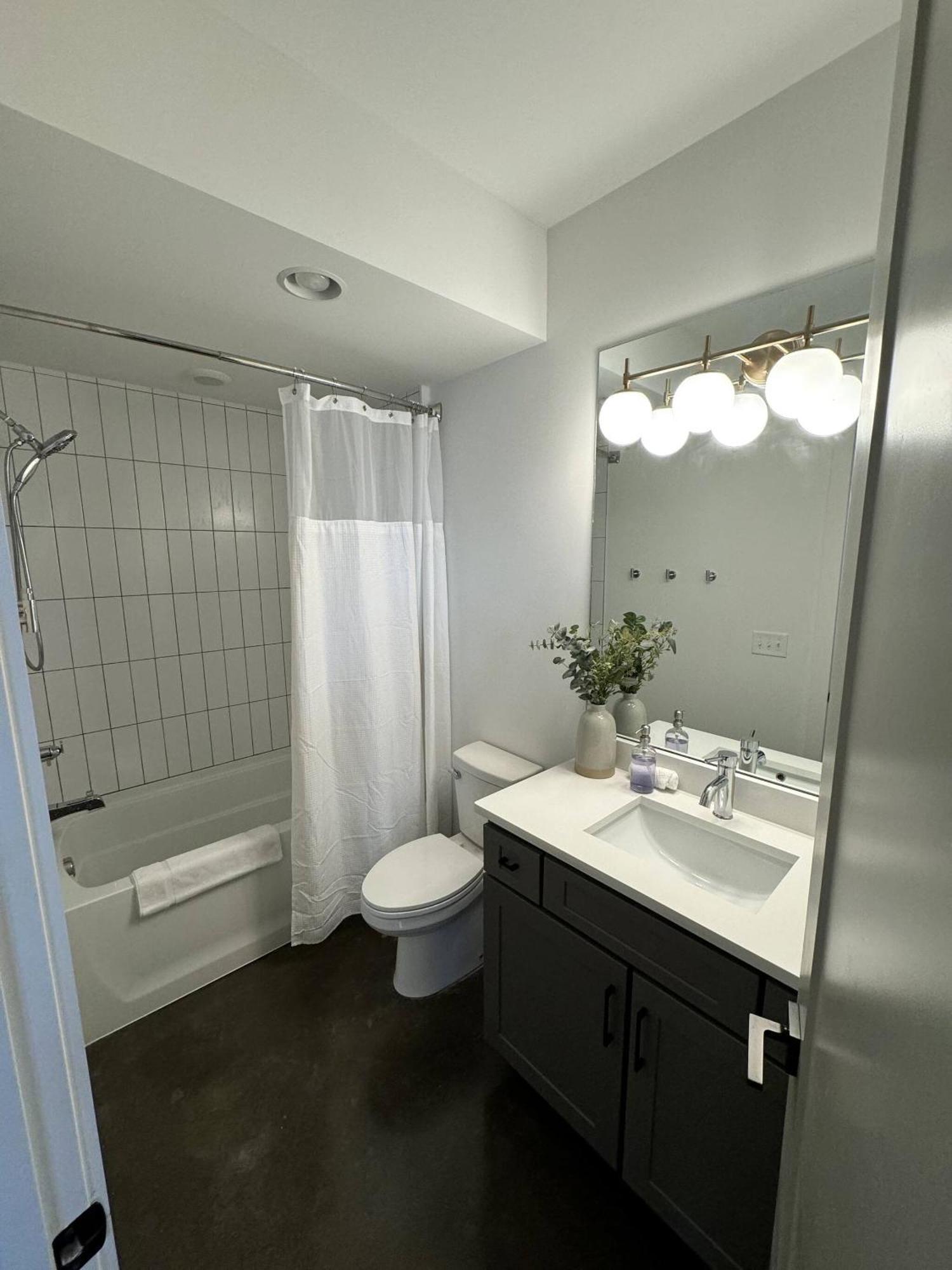 Archer House | Hot Tub Rooftop | Downtown Luxury! Nashville