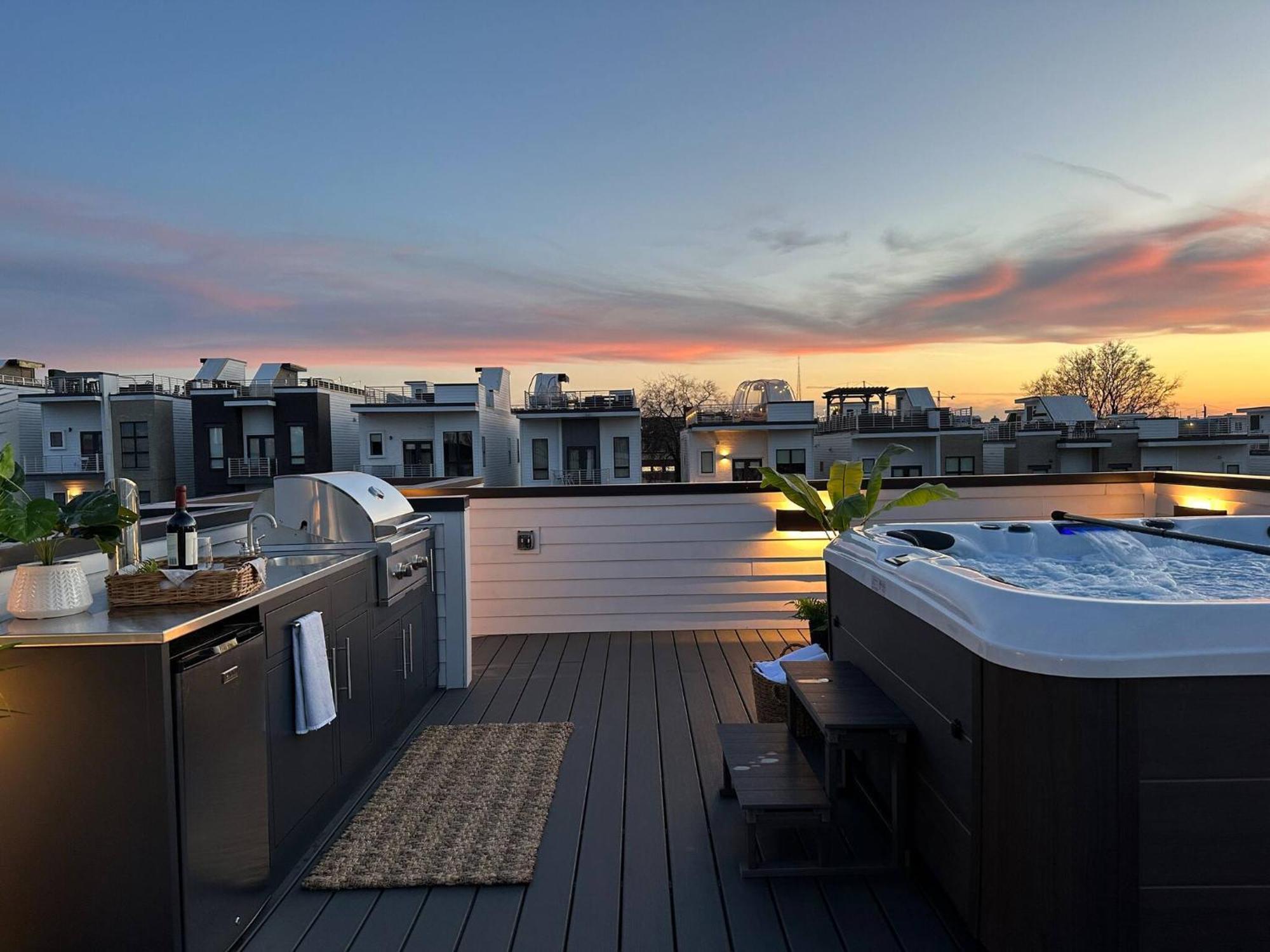 Archer House | Hot Tub Rooftop | Downtown Luxury! Holiday home