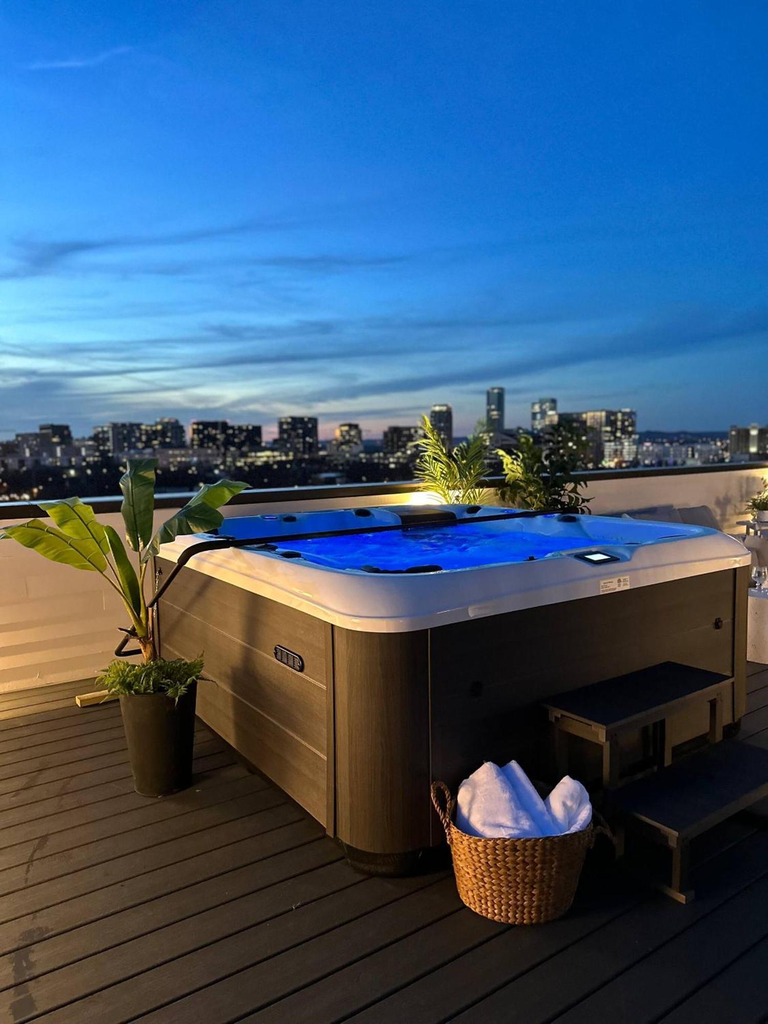 Archer House | Hot Tub Rooftop | Downtown Luxury! Holiday home Nashville