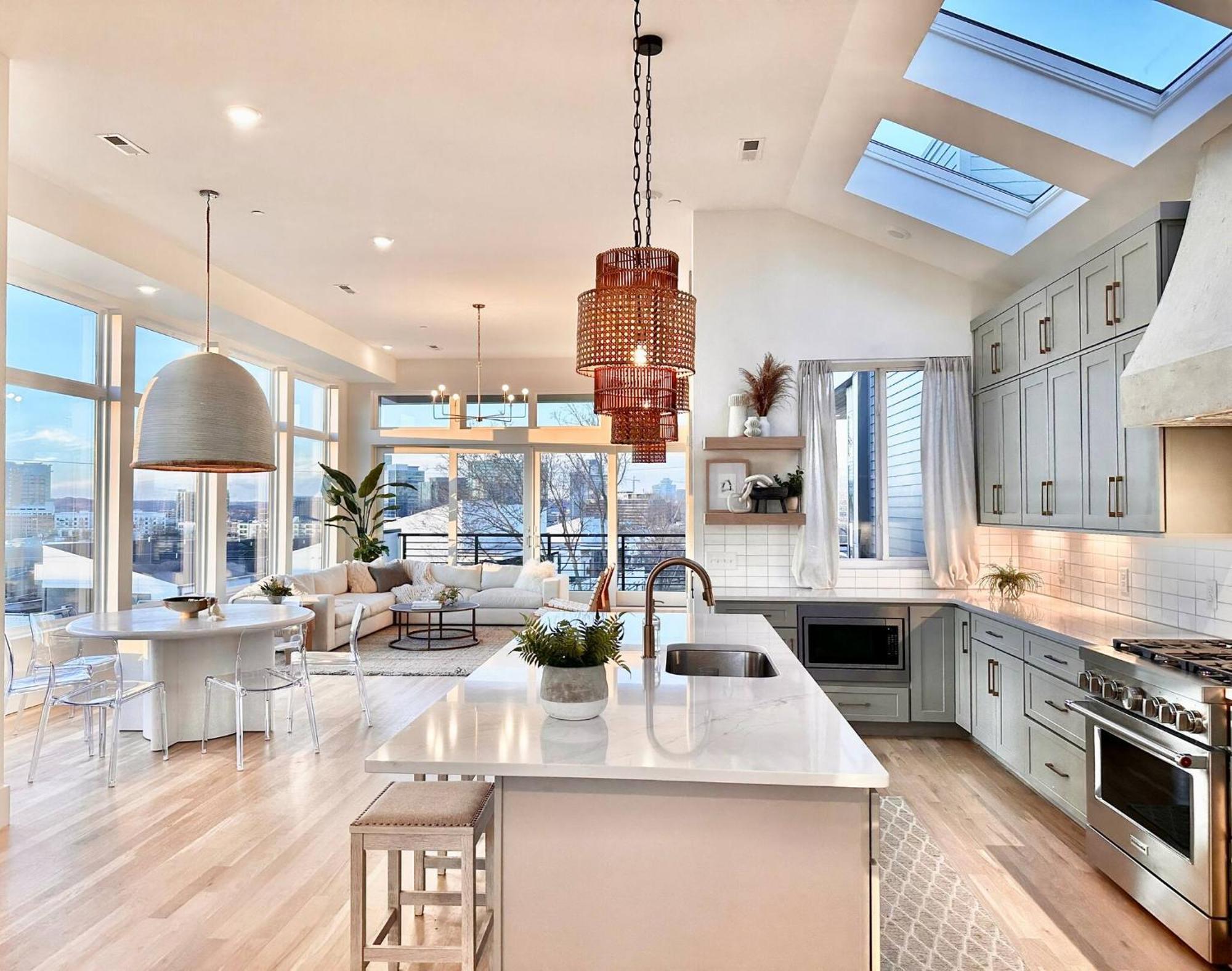 Archer House | Hot Tub Rooftop | Downtown Luxury!