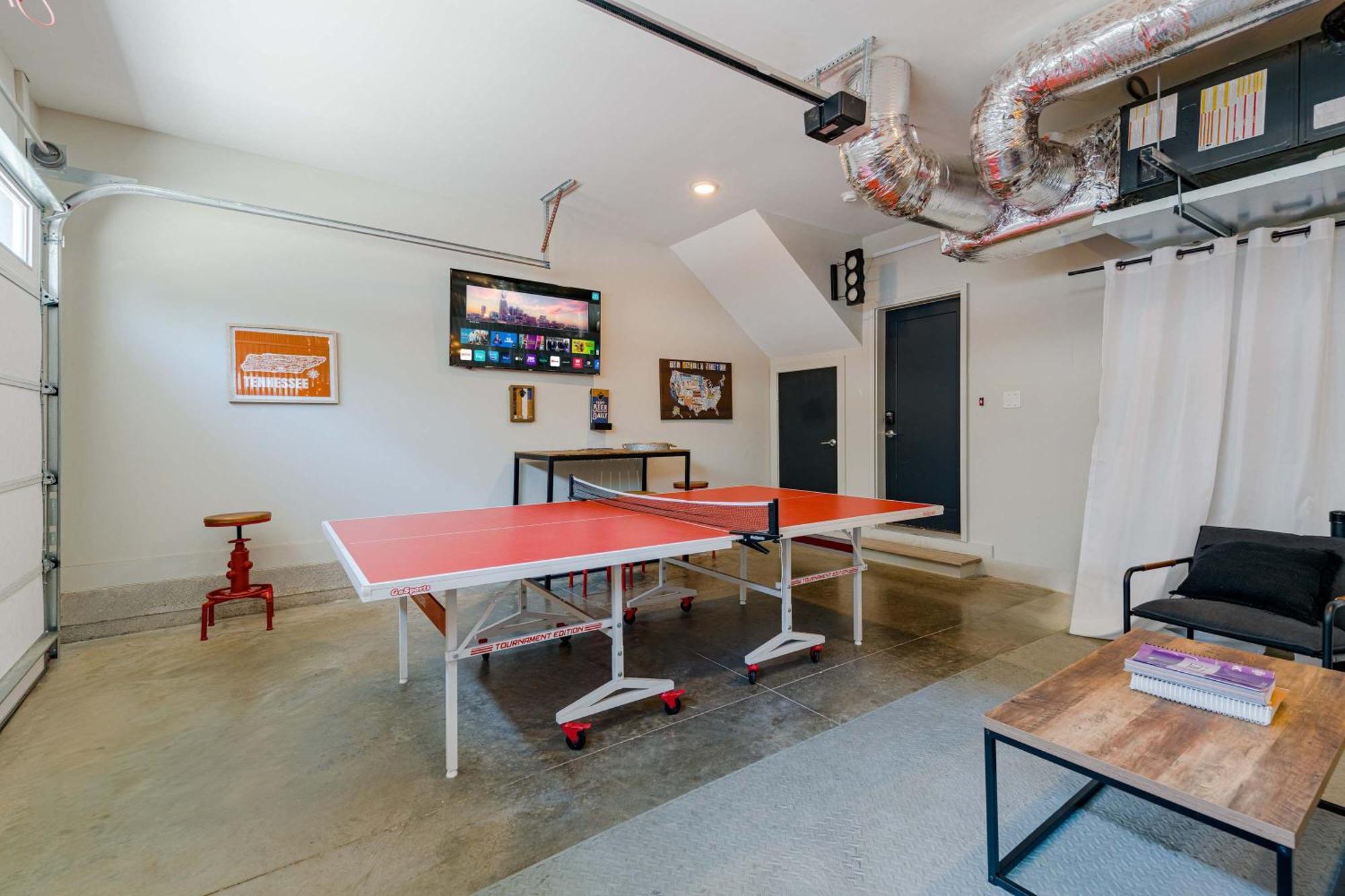 Rooftop Deck Grill Ping Pong Near Downtown