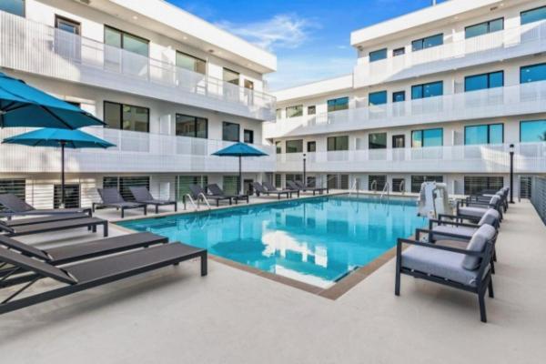 Apartment Amazing Downtown W Pool And Free Parking
