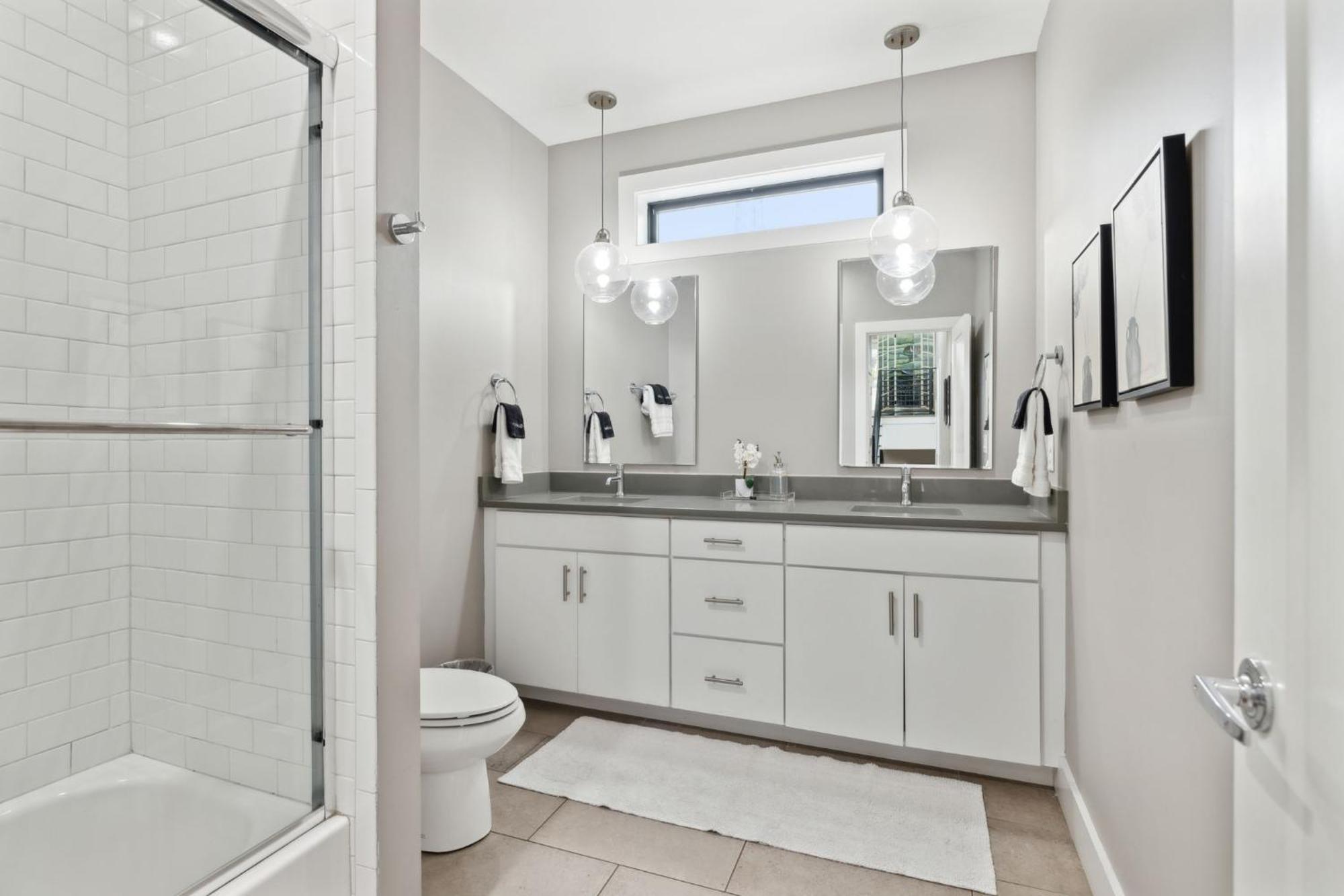 Holiday home 2mi Downtown Hot Tub Balcony 4 King Beds