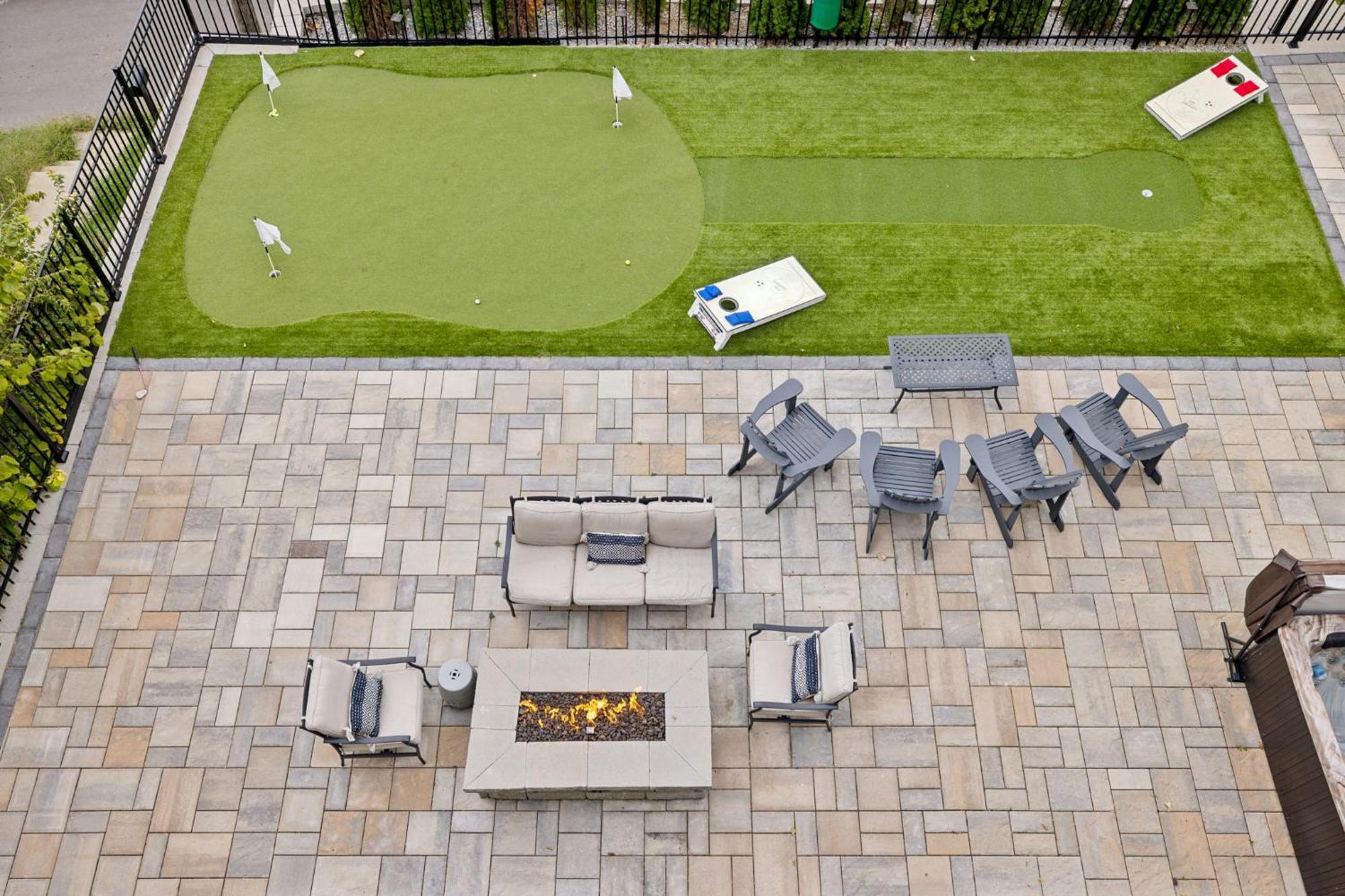 Holiday home 2mi Downtown Hot Tub Balcony 4 King Beds Nashville