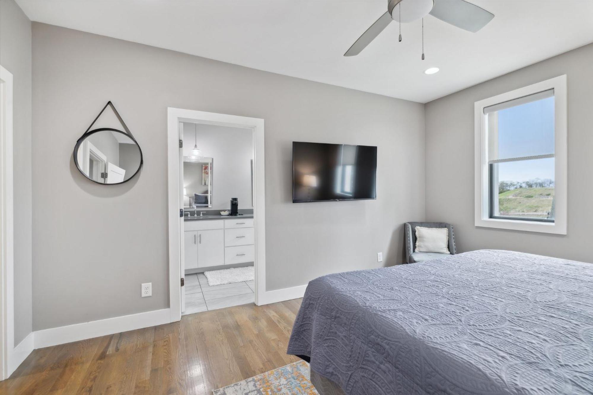 2mi Downtown Hot Tub Balcony 4 King Beds *