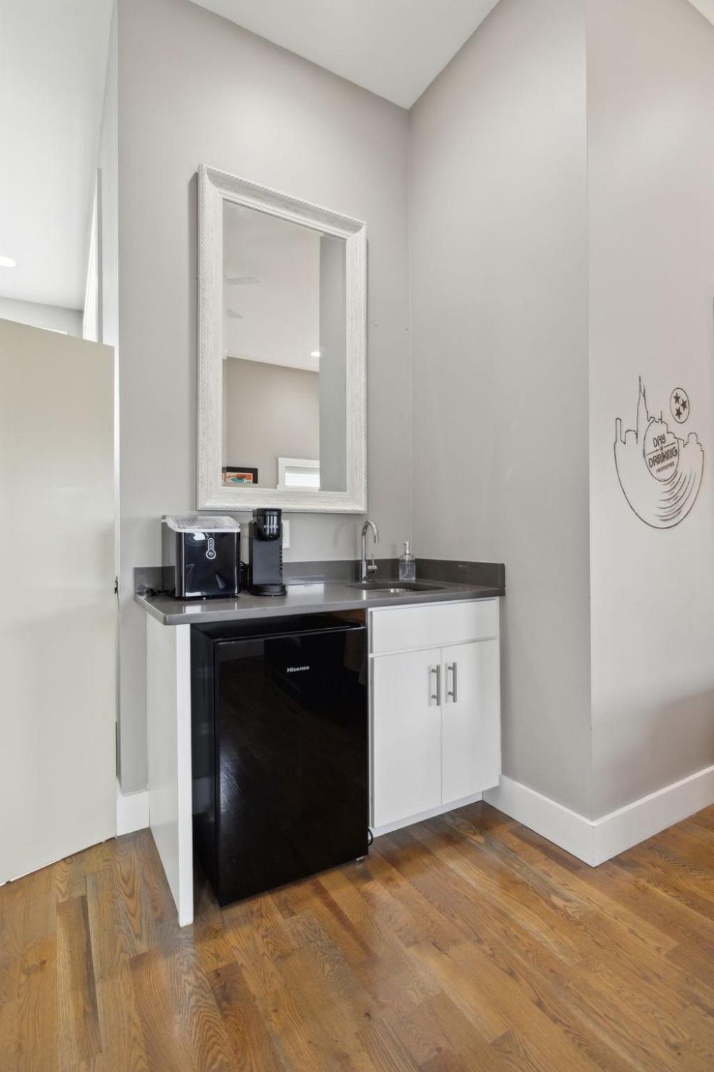 2mi Downtown Hot Tub Balcony 4 King Beds Holiday home *