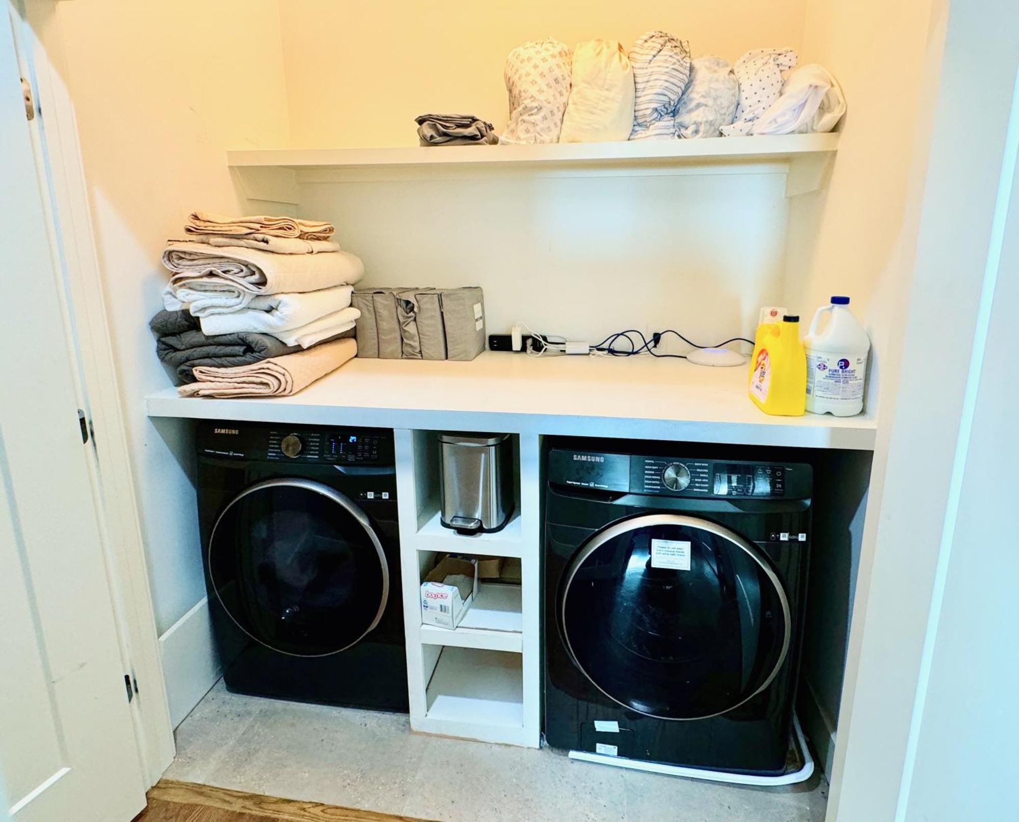 Holiday home 2mi Downtown Hot Tub Balcony 4 King Beds Nashville