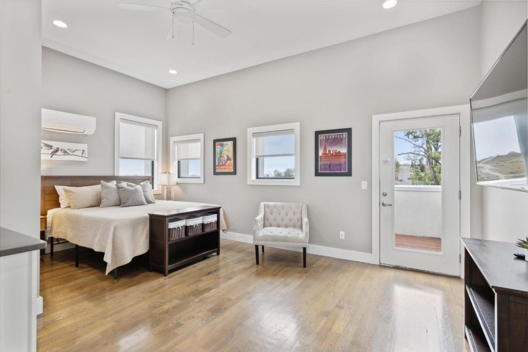 2mi Downtown Hot Tub Balcony 4 King Beds * Nashville