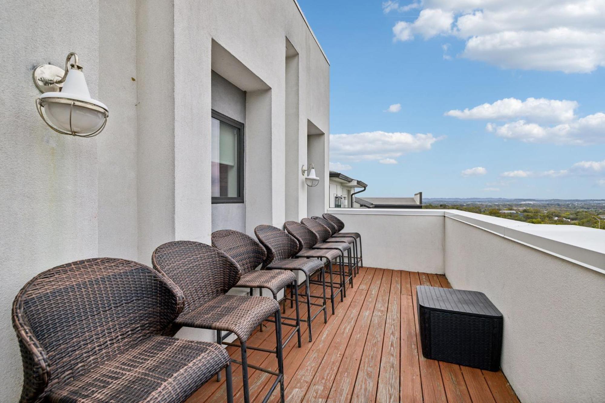 2mi Downtown Hot Tub Balcony 4 King Beds Holiday home