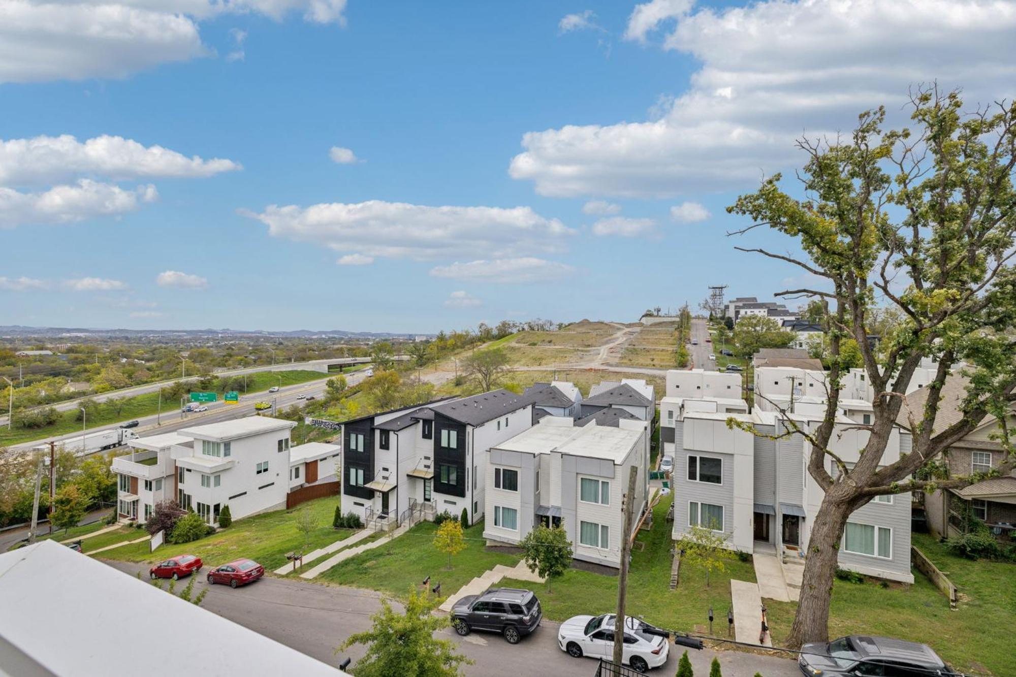 2mi Downtown Hot Tub Balcony 4 King Beds Holiday home *