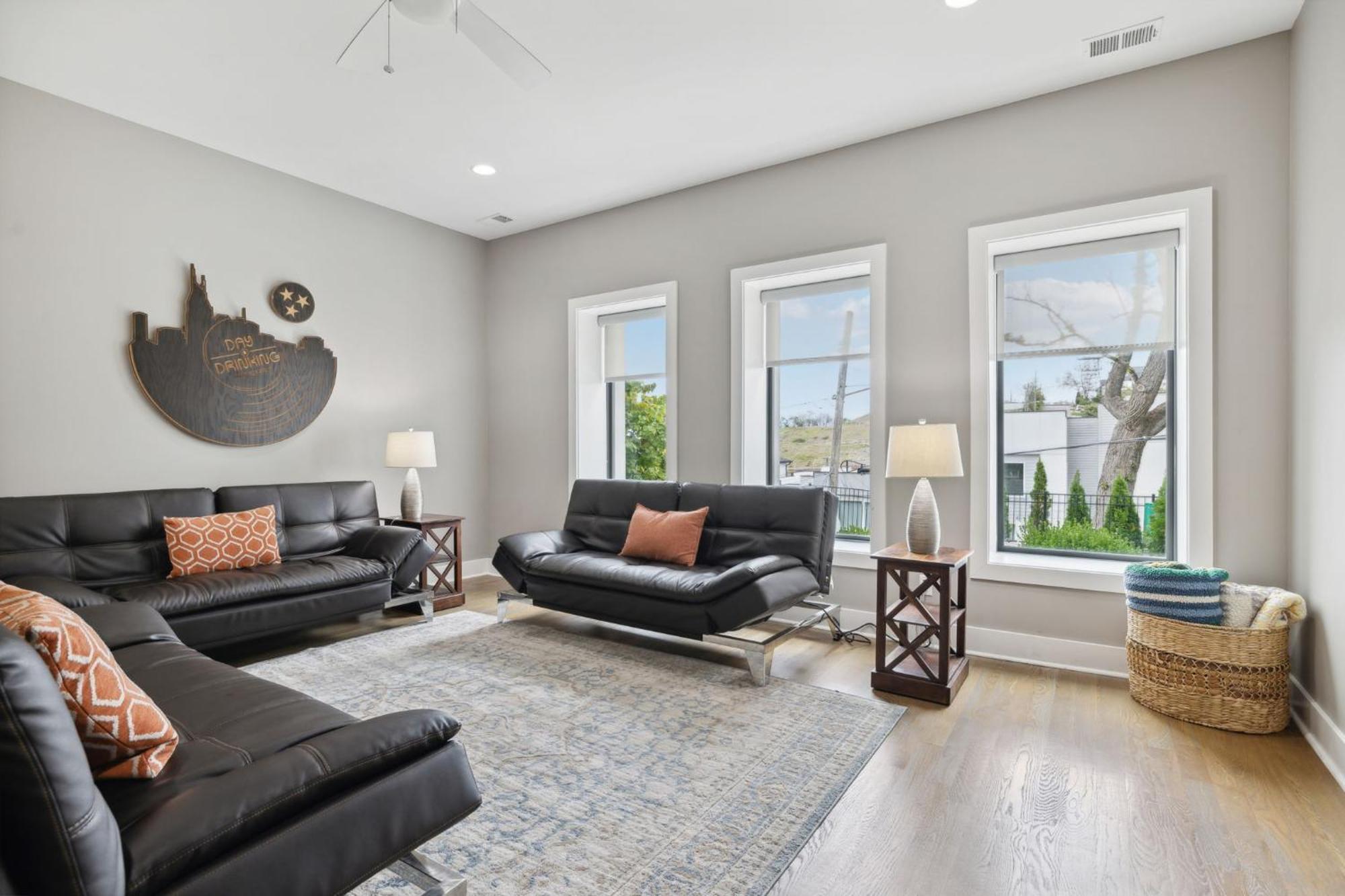 2mi Downtown Hot Tub Balcony 4 King Beds Holiday home