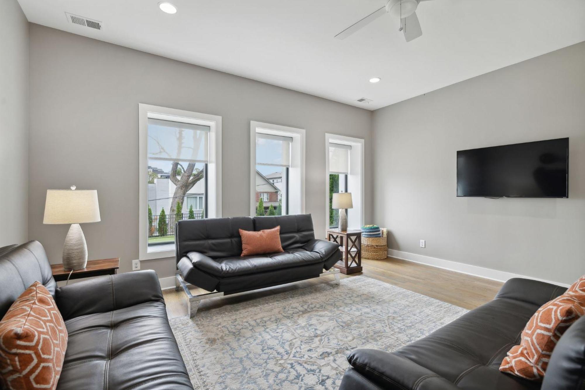 2mi Downtown Hot Tub Balcony 4 King Beds Holiday home