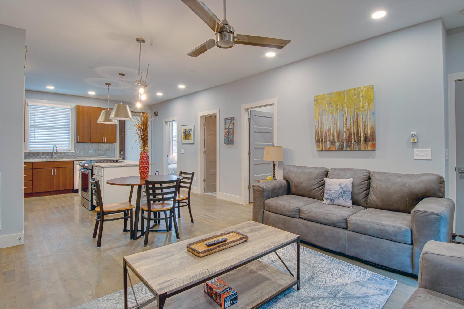 Dual - 1 Mile From Dt Nash & Farmers Market *