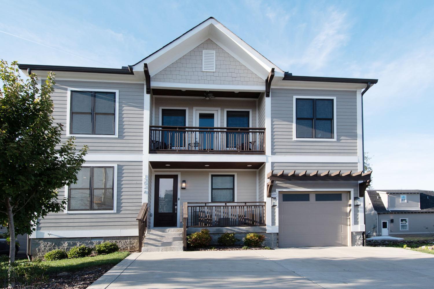 Dual - 1 Mile From Dt Nash & Farmers Market *