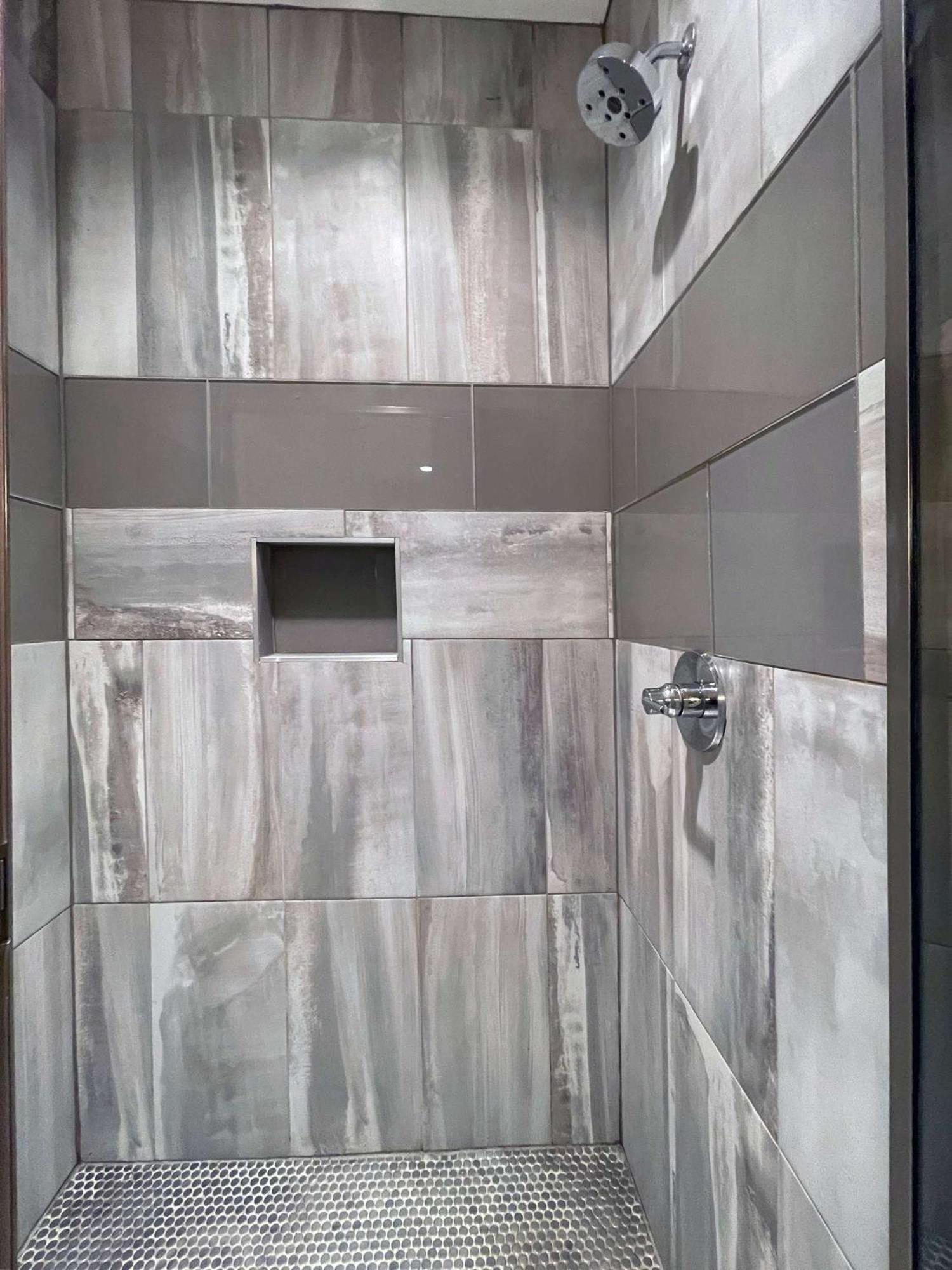 Dual - 1 Mile From Dt Nash & Farmers Market *