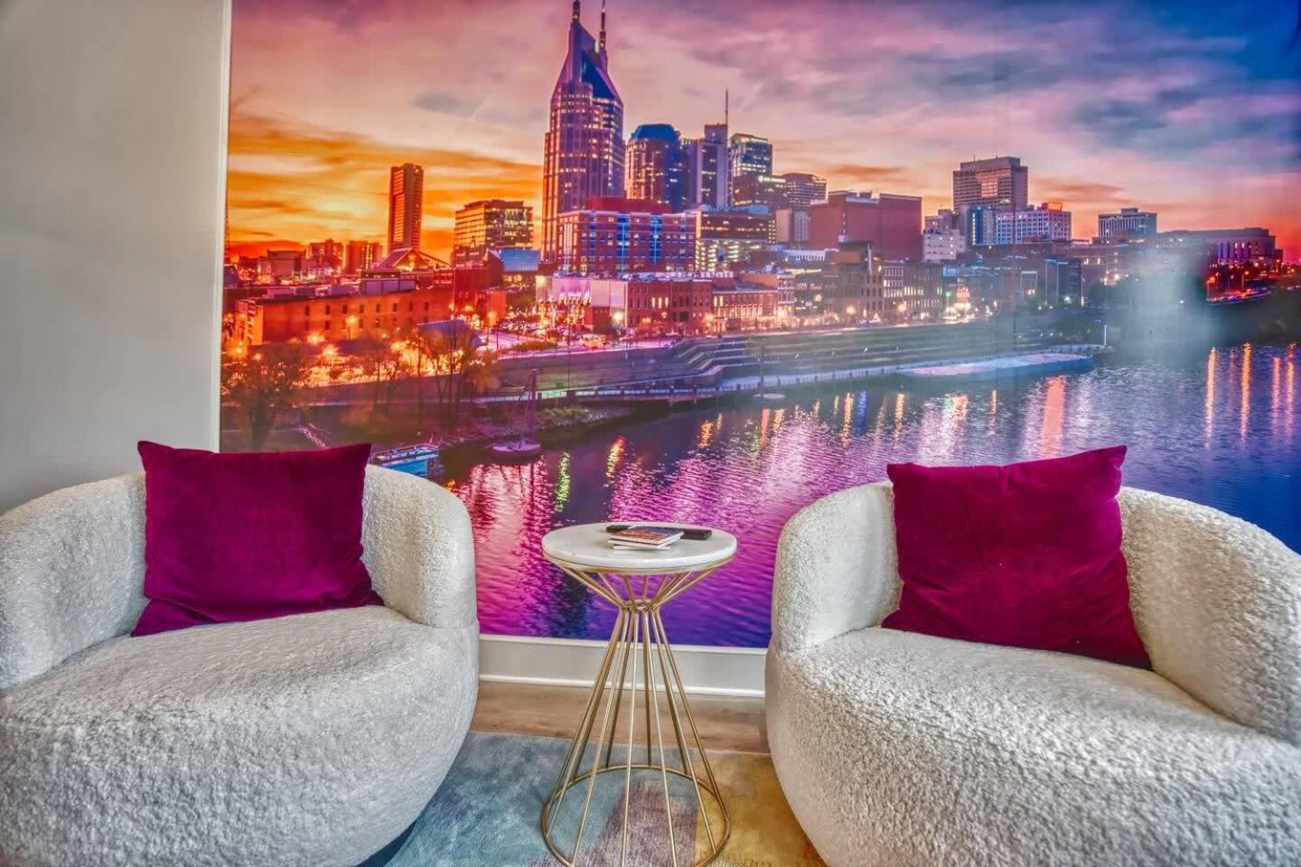 Beautiful Balcony Sleeps 12 4 Miles From Broadway Holiday home *