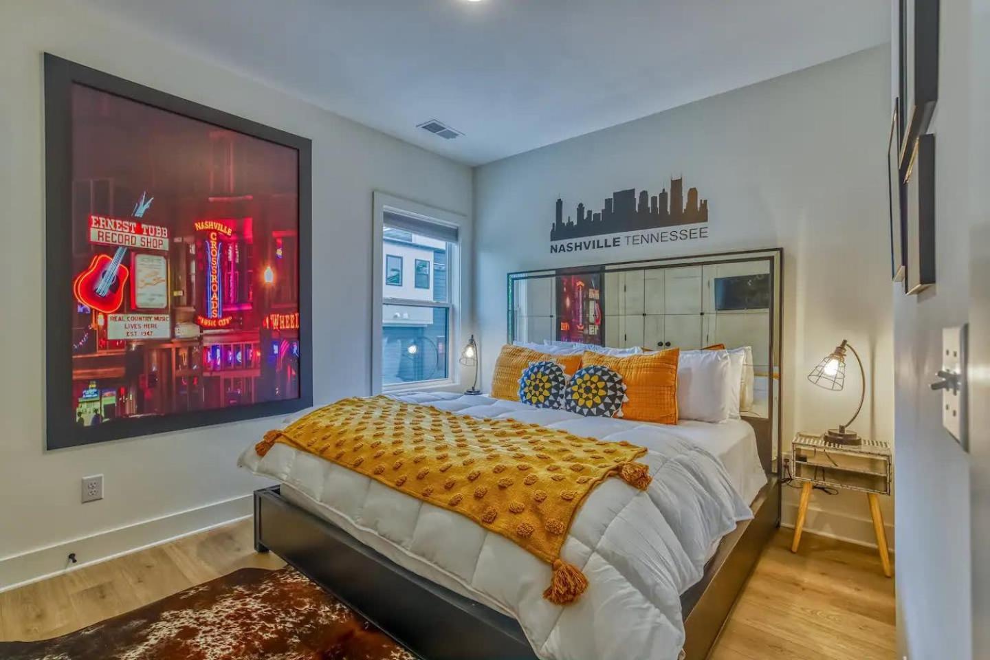 Beautiful Balcony Sleeps 12 4 Miles From Broadway Holiday home Nashville