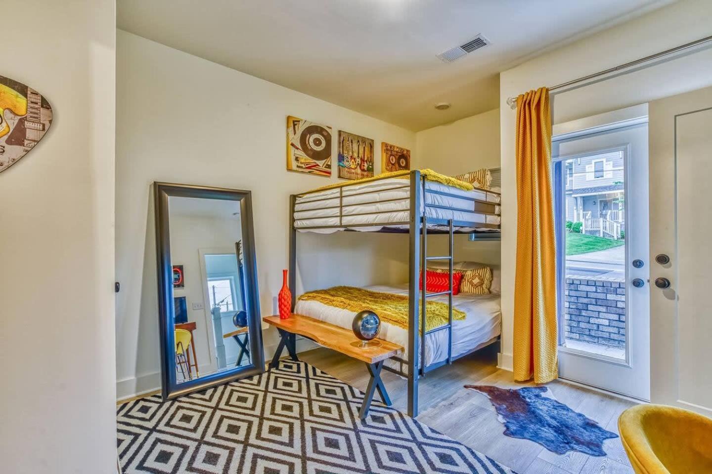 Beautiful Balcony Sleeps 12 4 Miles From Broadway Holiday home