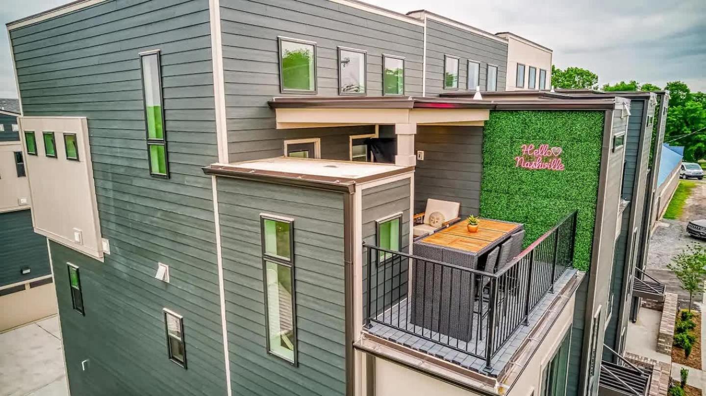 Beautiful Balcony Sleeps 12 4 Miles From Broadway *