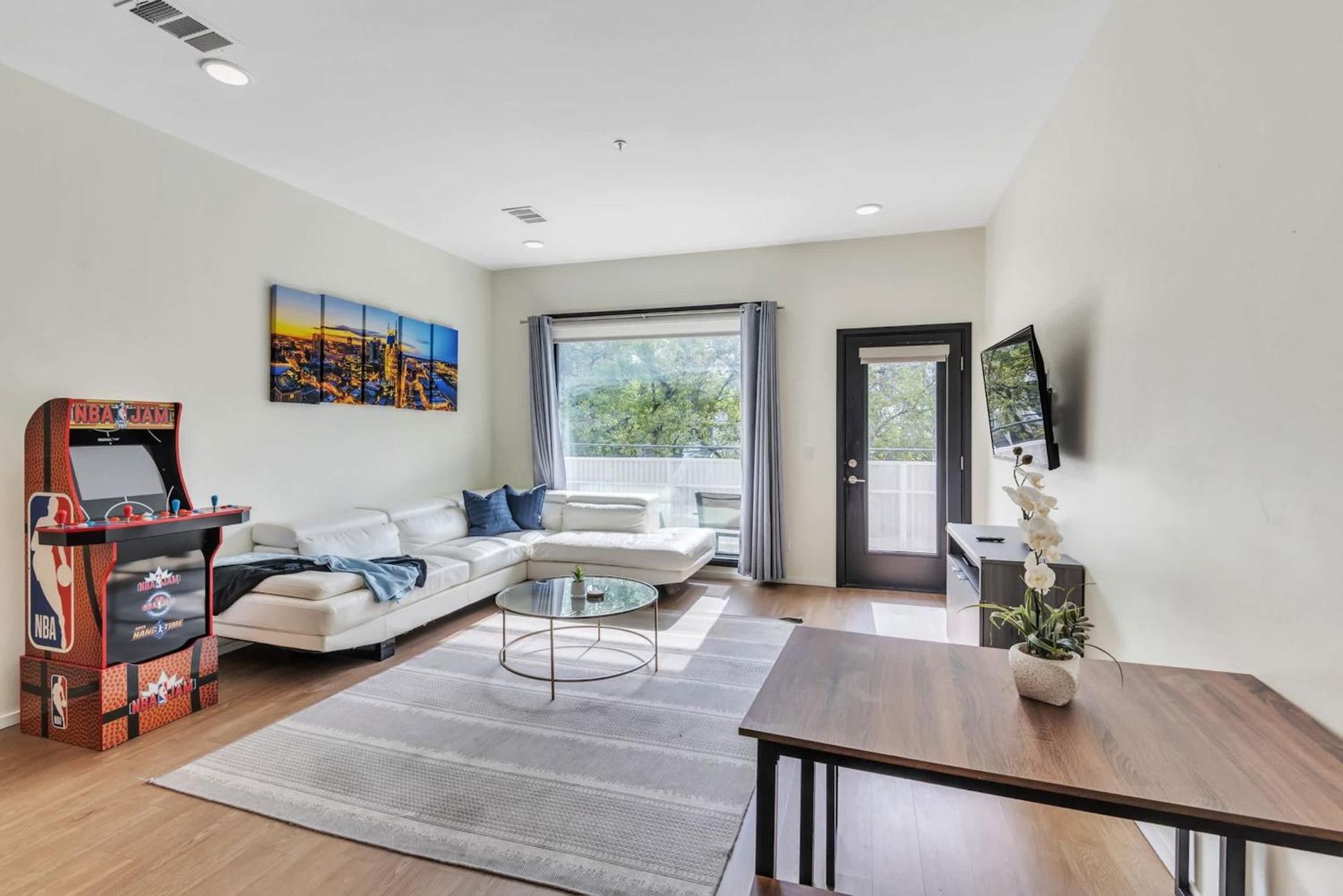 Trendy For 8 In Highly Walkable Neighborhood