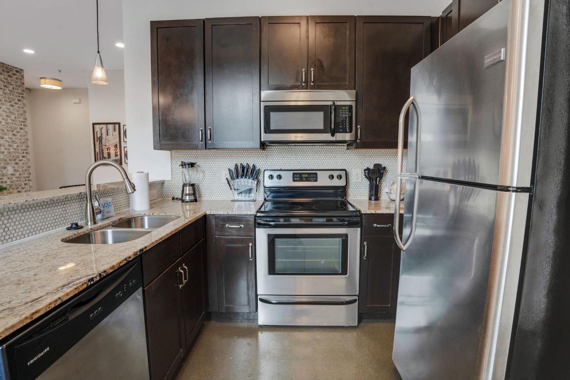 Modern Loft Near West End Holiday home *